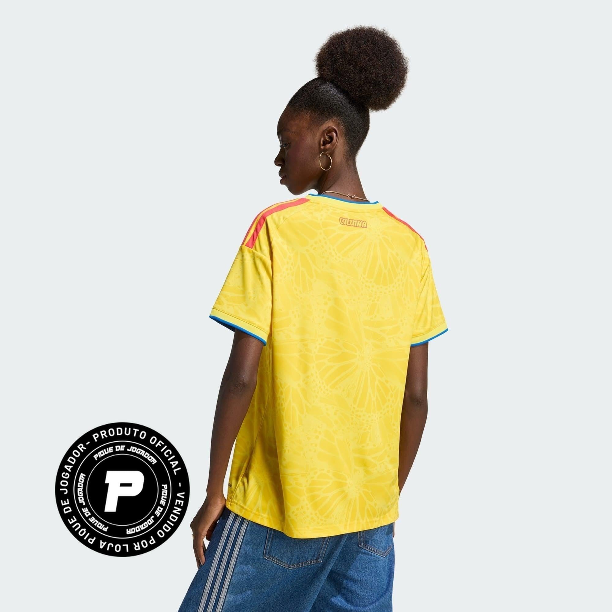 Camisa Feminina Colômbia 26/27 Home, Camisas de Futebol, PIQUE DE JOGADOR, A camisa do seu time favorito agora disponível em nossa loja! Confeccionadas com tecido de poliéster de alta qualidade e uma tecnologia respirável de ponta, nossas camisas são uma fusão perfeita de conforto, resistência e frescor duradouro. Sinta-se envolvido(a) em luxo enquanto apoia o seu time, seja nas vibrantes arquibancadas ou no calor da competição nas quadras. O design exclusivo e as cores vibrantes destacam-se, tornando esta 