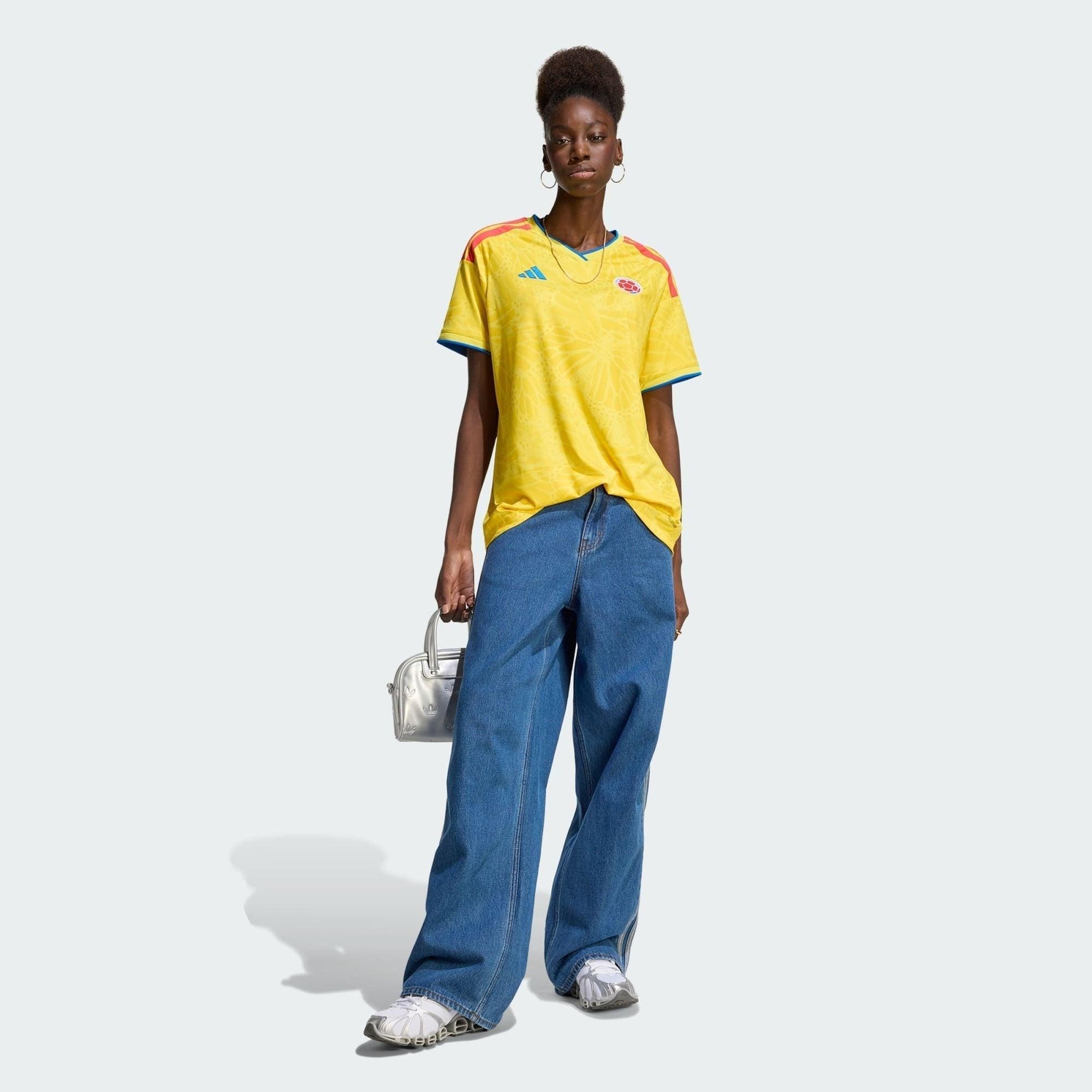 Camisa Feminina Colômbia 26/27 Home, Camisas de Futebol, PIQUE DE JOGADOR, A camisa do seu time favorito agora disponível em nossa loja! Confeccionadas com tecido de poliéster de alta qualidade e uma tecnologia respirável de ponta, nossas camisas são uma fusão perfeita de conforto, resistência e frescor duradouro. Sinta-se envolvido(a) em luxo enquanto apoia o seu time, seja nas vibrantes arquibancadas ou no calor da competição nas quadras. O design exclusivo e as cores vibrantes destacam-se, tornando esta 
