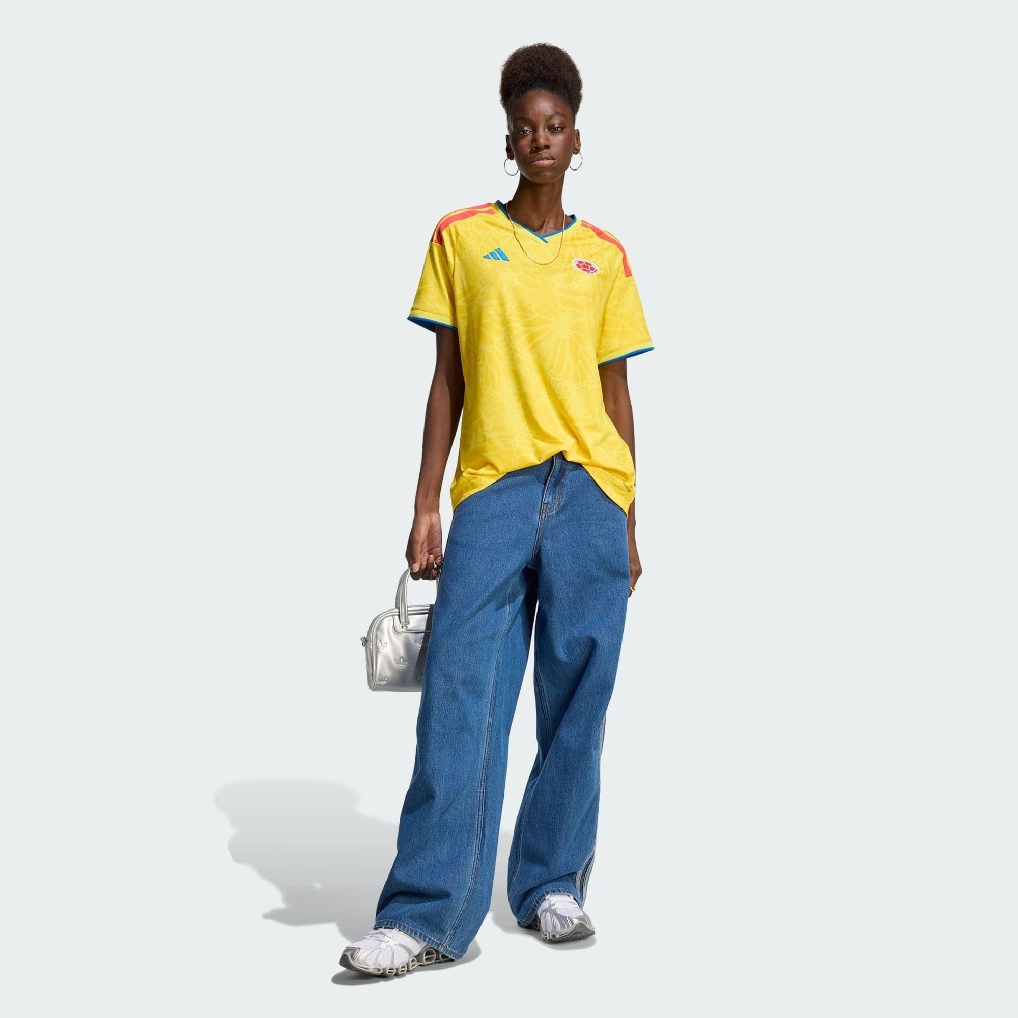 Camisa Feminina Colômbia 26/27 Home, Camisas de Futebol, PIQUE DE JOGADOR, A camisa do seu time favorito agora disponível em nossa loja! Confeccionadas com tecido de poliéster de alta qualidade e uma tecnologia respirável de ponta, nossas camisas são uma fusão perfeita de conforto, resistência e frescor duradouro. Sinta-se envolvido(a) em luxo enquanto apoia o seu time, seja nas vibrantes arquibancadas ou no calor da competição nas quadras. O design exclusivo e as cores vibrantes destacam-se, tornando esta 
