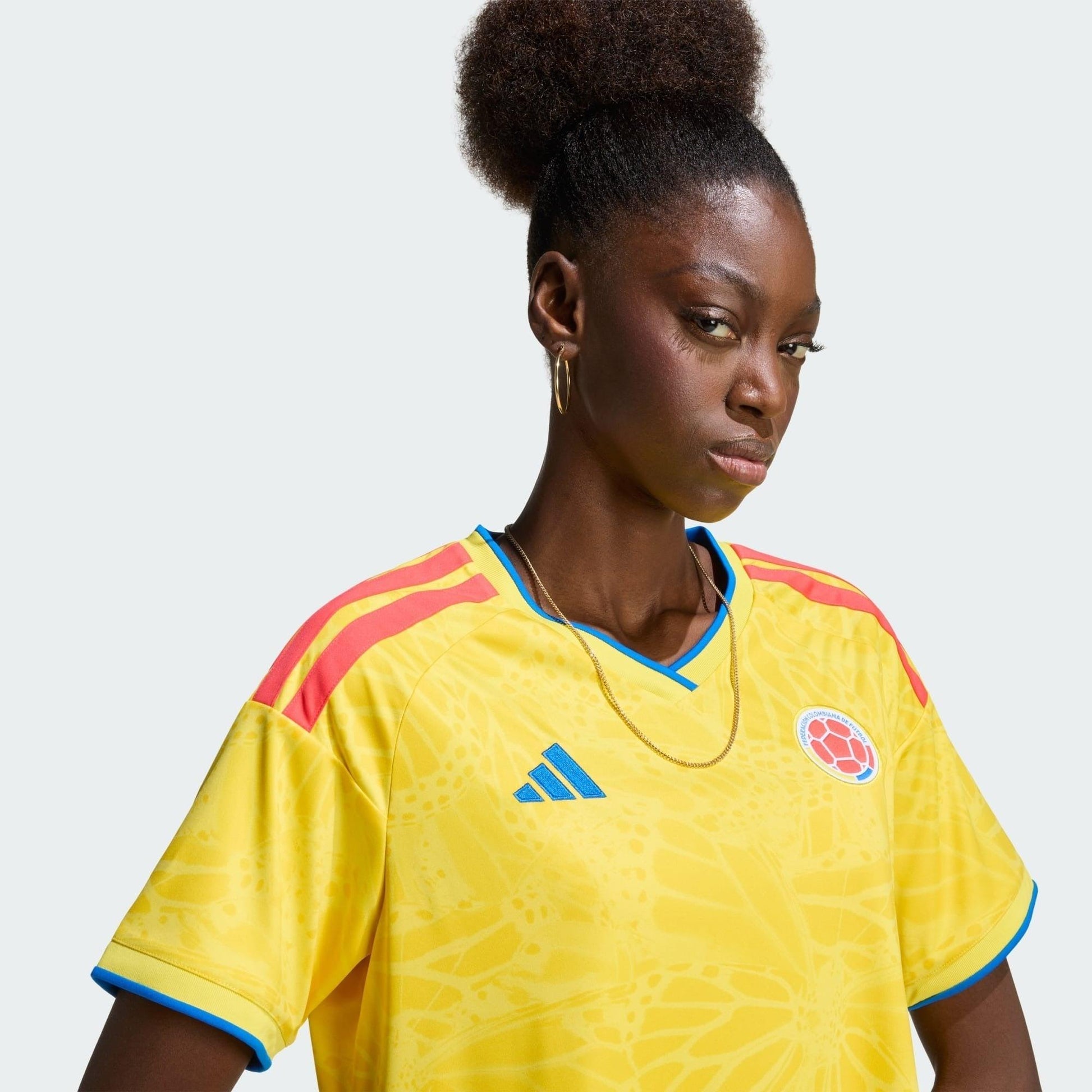 Camisa Feminina Colômbia 26/27 Home, Camisas de Futebol, PIQUE DE JOGADOR, A camisa do seu time favorito agora disponível em nossa loja! Confeccionadas com tecido de poliéster de alta qualidade e uma tecnologia respirável de ponta, nossas camisas são uma fusão perfeita de conforto, resistência e frescor duradouro. Sinta-se envolvido(a) em luxo enquanto apoia o seu time, seja nas vibrantes arquibancadas ou no calor da competição nas quadras. O design exclusivo e as cores vibrantes destacam-se, tornando esta 