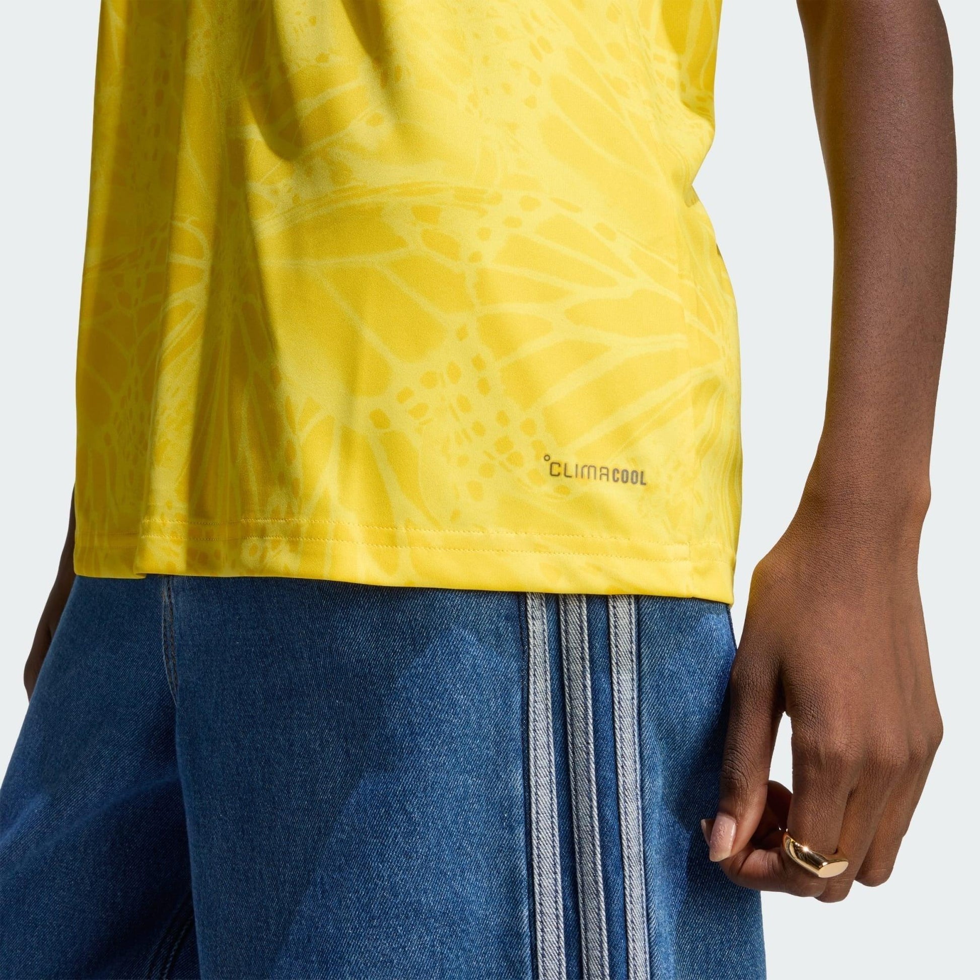 Camisa Feminina Colômbia 26/27 Home, Camisas de Futebol, PIQUE DE JOGADOR, A camisa do seu time favorito agora disponível em nossa loja! Confeccionadas com tecido de poliéster de alta qualidade e uma tecnologia respirável de ponta, nossas camisas são uma fusão perfeita de conforto, resistência e frescor duradouro. Sinta-se envolvido(a) em luxo enquanto apoia o seu time, seja nas vibrantes arquibancadas ou no calor da competição nas quadras. O design exclusivo e as cores vibrantes destacam-se, tornando esta 