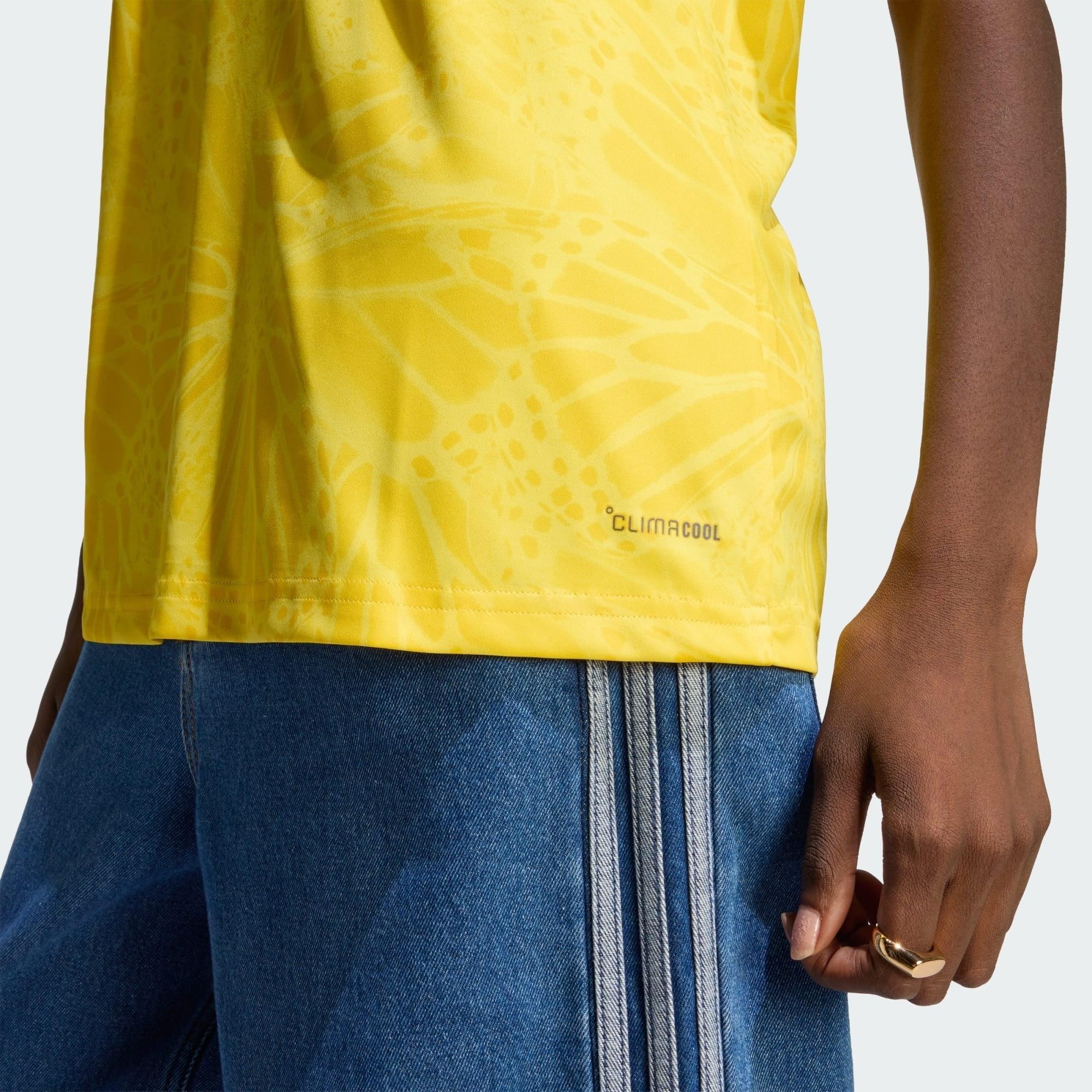 Camisa Feminina Colômbia 26/27 Home, Camisas de Futebol, PIQUE DE JOGADOR, A camisa do seu time favorito agora disponível em nossa loja! Confeccionadas com tecido de poliéster de alta qualidade e uma tecnologia respirável de ponta, nossas camisas são uma fusão perfeita de conforto, resistência e frescor duradouro. Sinta-se envolvido(a) em luxo enquanto apoia o seu time, seja nas vibrantes arquibancadas ou no calor da competição nas quadras. O design exclusivo e as cores vibrantes destacam-se, tornando esta 