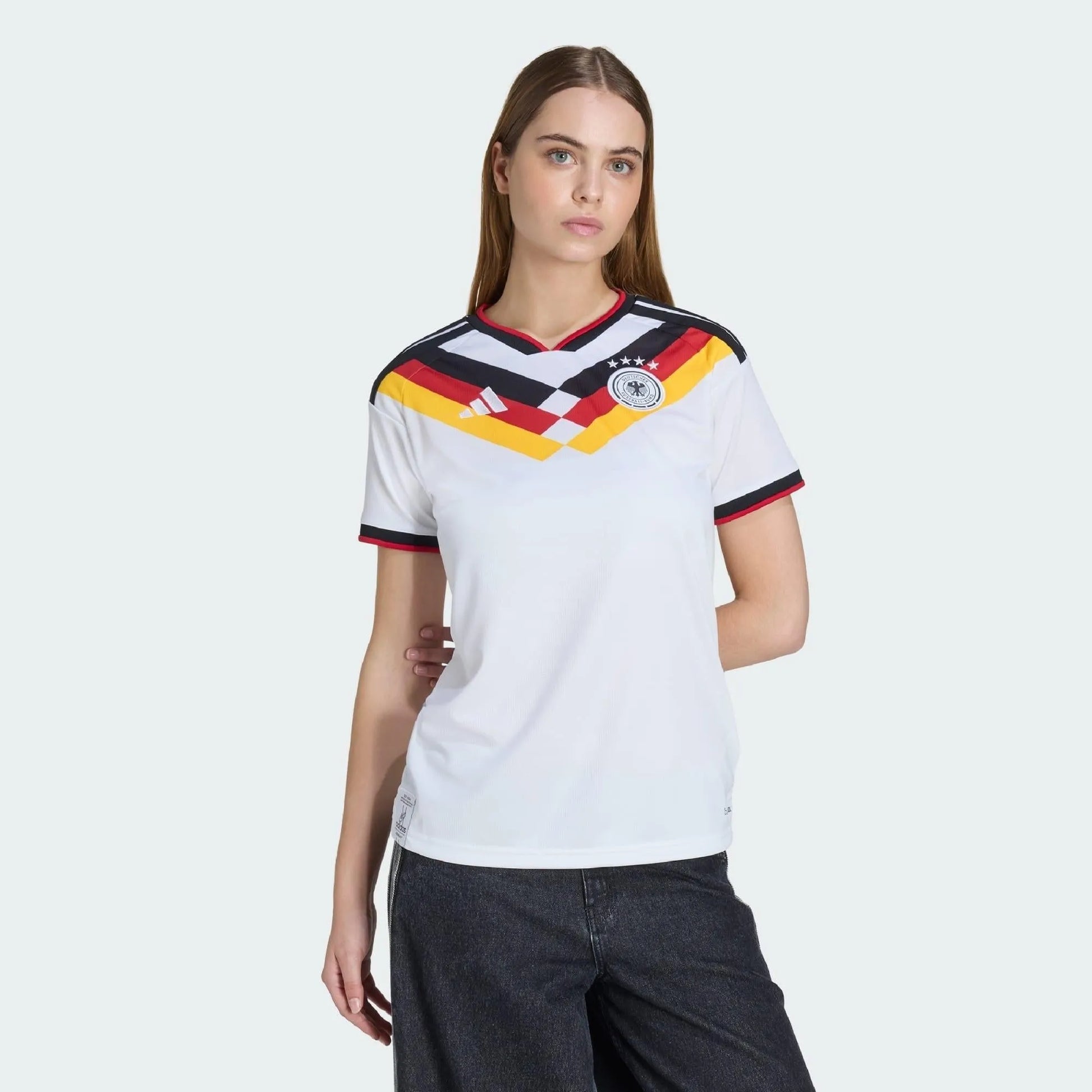 Camisa Feminina Alemanha 26/27 Home, Camisas de Futebol, PIQUE DE JOGADOR, A camisa do seu time favorito agora disponível em nossa loja! Confeccionadas com tecido de poliéster de alta qualidade e uma tecnologia respirável de ponta, nossas camisas são uma fusão perfeita de conforto, resistência e frescor duradouro. Sinta-se envolvido(a) em luxo enquanto apoia o seu time, seja nas vibrantes arquibancadas ou no calor da competição nas quadras. O design exclusivo e as cores vibrantes destacam-se, tornando esta 
