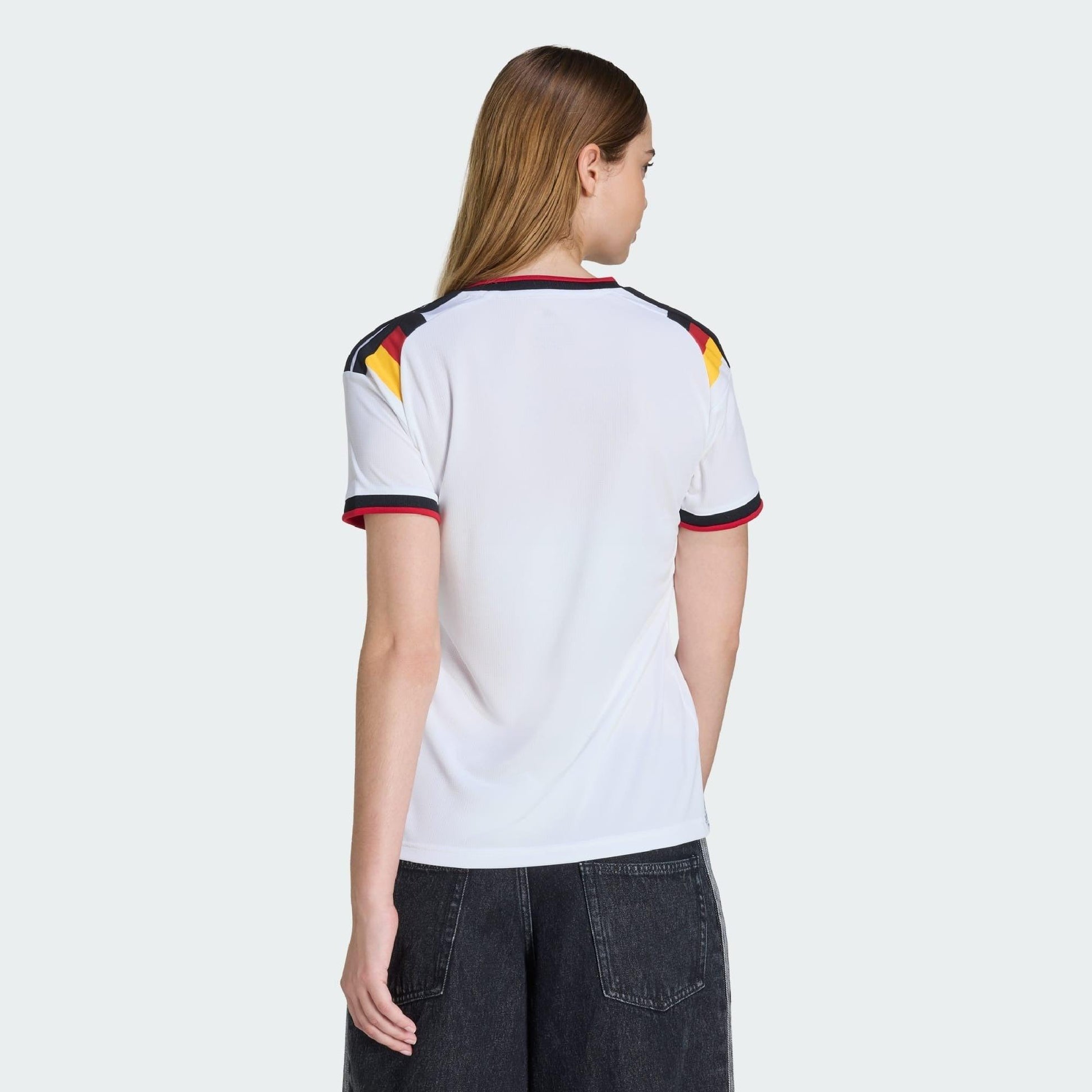 Camisa Feminina Alemanha 26/27 Home, Camisas de Futebol, PIQUE DE JOGADOR, A camisa do seu time favorito agora disponível em nossa loja! Confeccionadas com tecido de poliéster de alta qualidade e uma tecnologia respirável de ponta, nossas camisas são uma fusão perfeita de conforto, resistência e frescor duradouro. Sinta-se envolvido(a) em luxo enquanto apoia o seu time, seja nas vibrantes arquibancadas ou no calor da competição nas quadras. O design exclusivo e as cores vibrantes destacam-se, tornando esta 