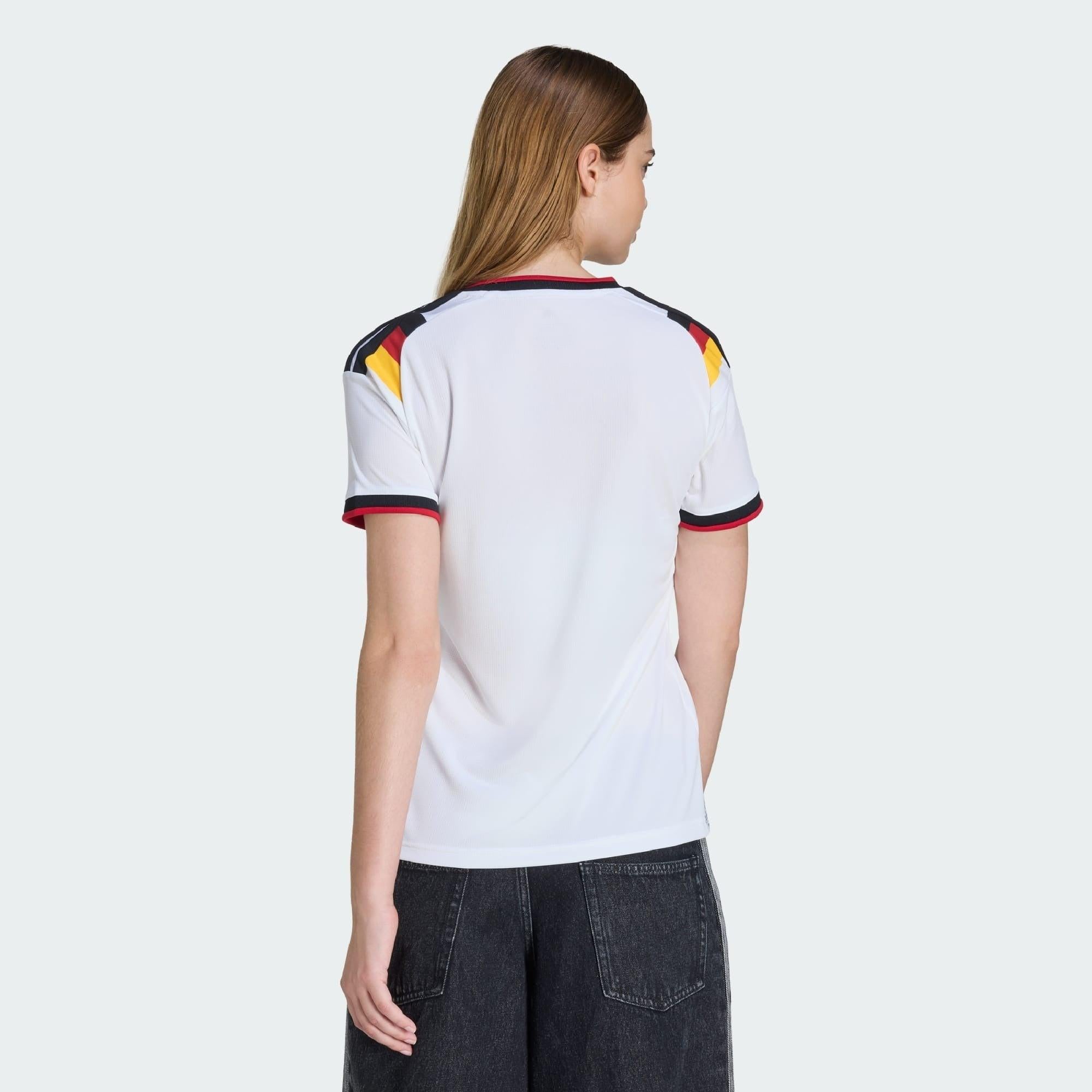 Camisa Feminina Alemanha 26/27 Home, Camisas de Futebol, PIQUE DE JOGADOR, A camisa do seu time favorito agora disponível em nossa loja! Confeccionadas com tecido de poliéster de alta qualidade e uma tecnologia respirável de ponta, nossas camisas são uma fusão perfeita de conforto, resistência e frescor duradouro. Sinta-se envolvido(a) em luxo enquanto apoia o seu time, seja nas vibrantes arquibancadas ou no calor da competição nas quadras. O design exclusivo e as cores vibrantes destacam-se, tornando esta 