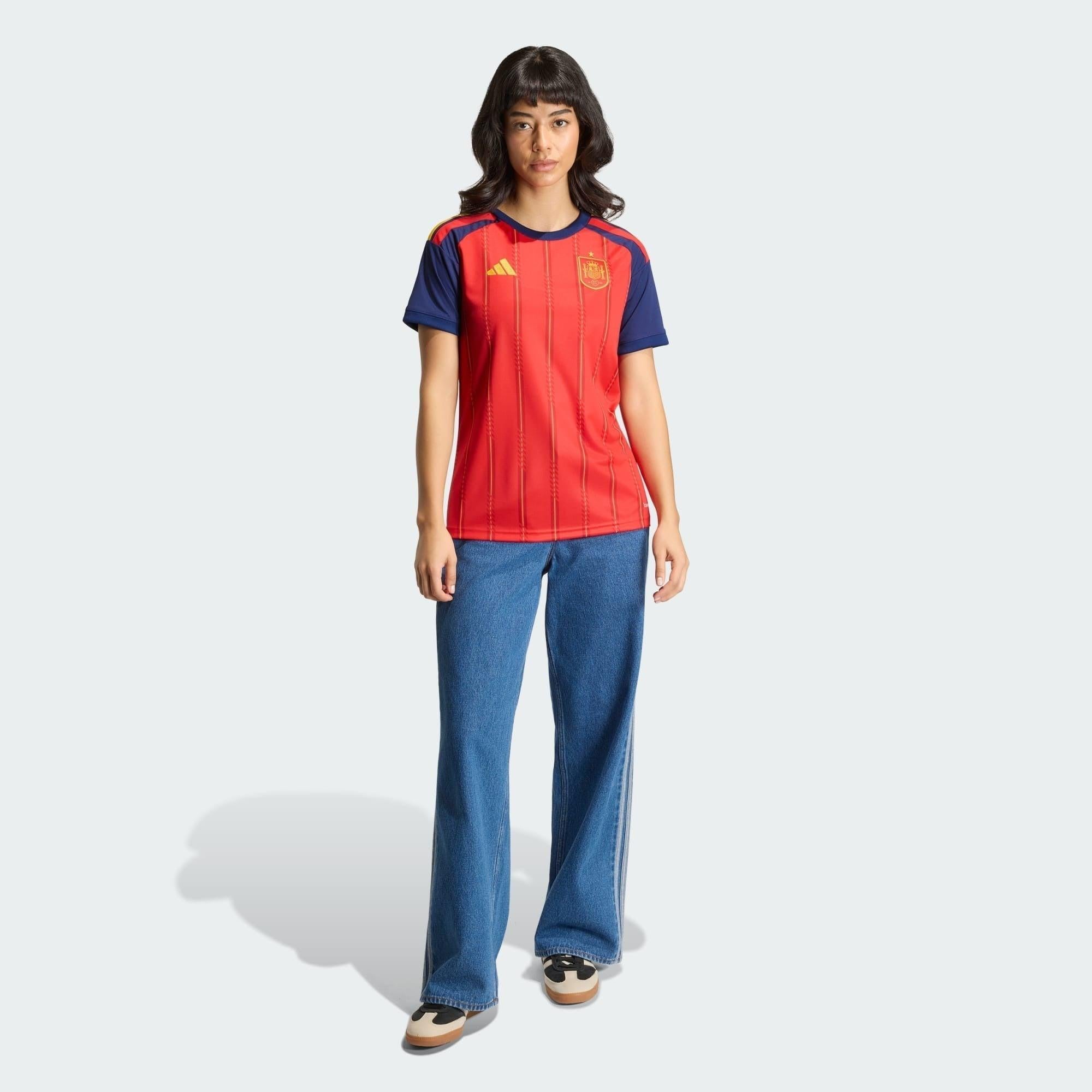 Camisa Feminina Espanha 26/27 Home, Camisas de Futebol, PIQUE DE JOGADOR, A camisa do seu time favorito agora disponível em nossa loja! Confeccionadas com tecido de poliéster de alta qualidade e uma tecnologia respirável de ponta, nossas camisas são uma fusão perfeita de conforto, resistência e frescor duradouro. Sinta-se envolvido(a) em luxo enquanto apoia o seu time, seja nas vibrantes arquibancadas ou no calor da competição nas quadras. O design exclusivo e as cores vibrantes destacam-se, tornando esta c