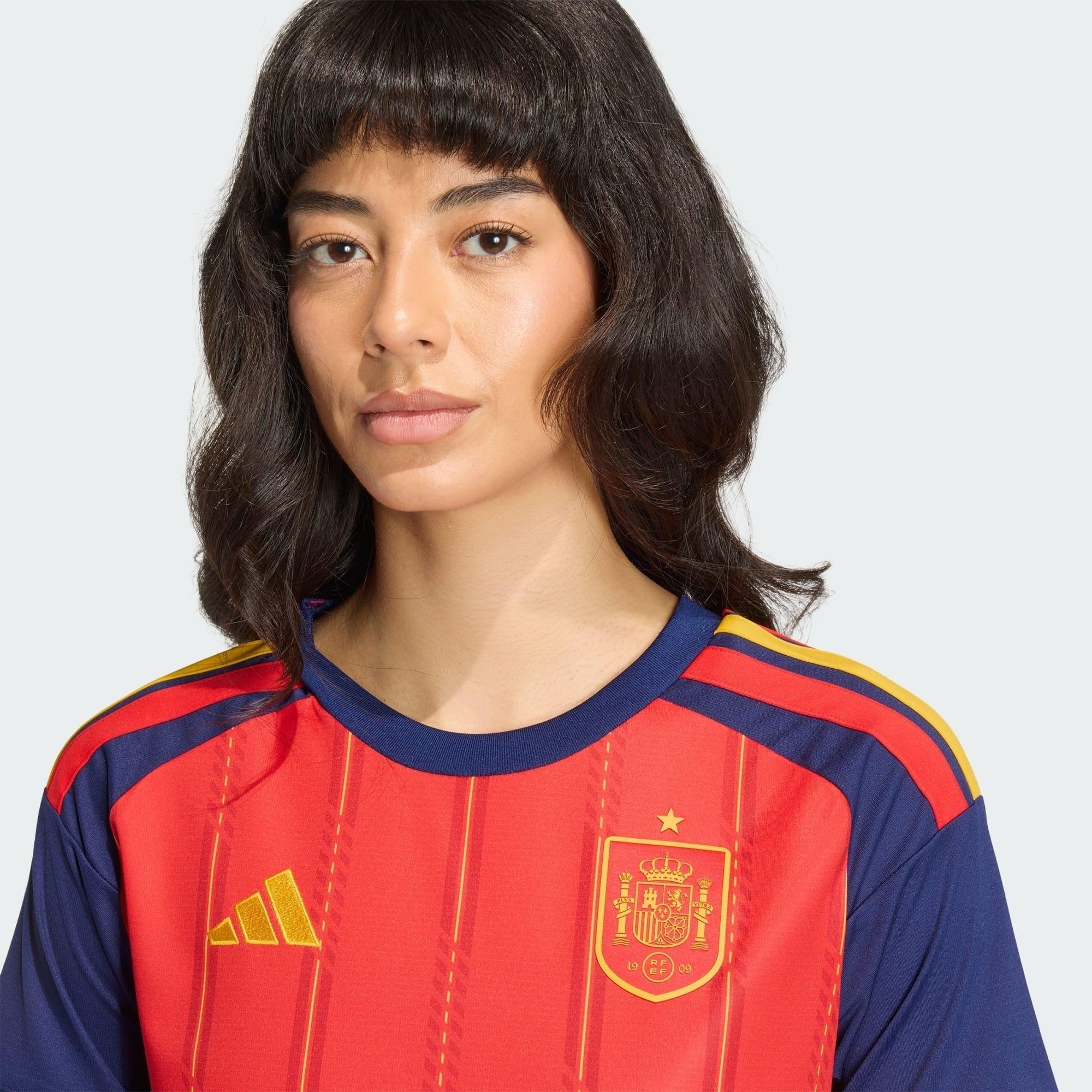 Camisa Feminina Espanha 26/27 Home, Camisas de Futebol, PIQUE DE JOGADOR, A camisa do seu time favorito agora disponível em nossa loja! Confeccionadas com tecido de poliéster de alta qualidade e uma tecnologia respirável de ponta, nossas camisas são uma fusão perfeita de conforto, resistência e frescor duradouro. Sinta-se envolvido(a) em luxo enquanto apoia o seu time, seja nas vibrantes arquibancadas ou no calor da competição nas quadras. O design exclusivo e as cores vibrantes destacam-se, tornando esta c