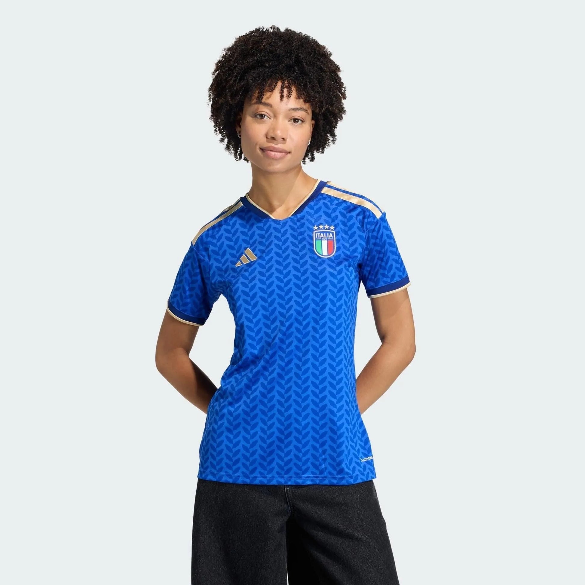 Camisa Feminina Itália 26/27 Home, Camisas de Futebol, PIQUE DE JOGADOR, A camisa do seu time favorito agora disponível em nossa loja! Confeccionadas com tecido de poliéster de alta qualidade e uma tecnologia respirável de ponta, nossas camisas são uma fusão perfeita de conforto, resistência e frescor duradouro. Sinta-se envolvido(a) em luxo enquanto apoia o seu time, seja nas vibrantes arquibancadas ou no calor da competição nas quadras. O design exclusivo e as cores vibrantes destacam-se, tornando esta ca