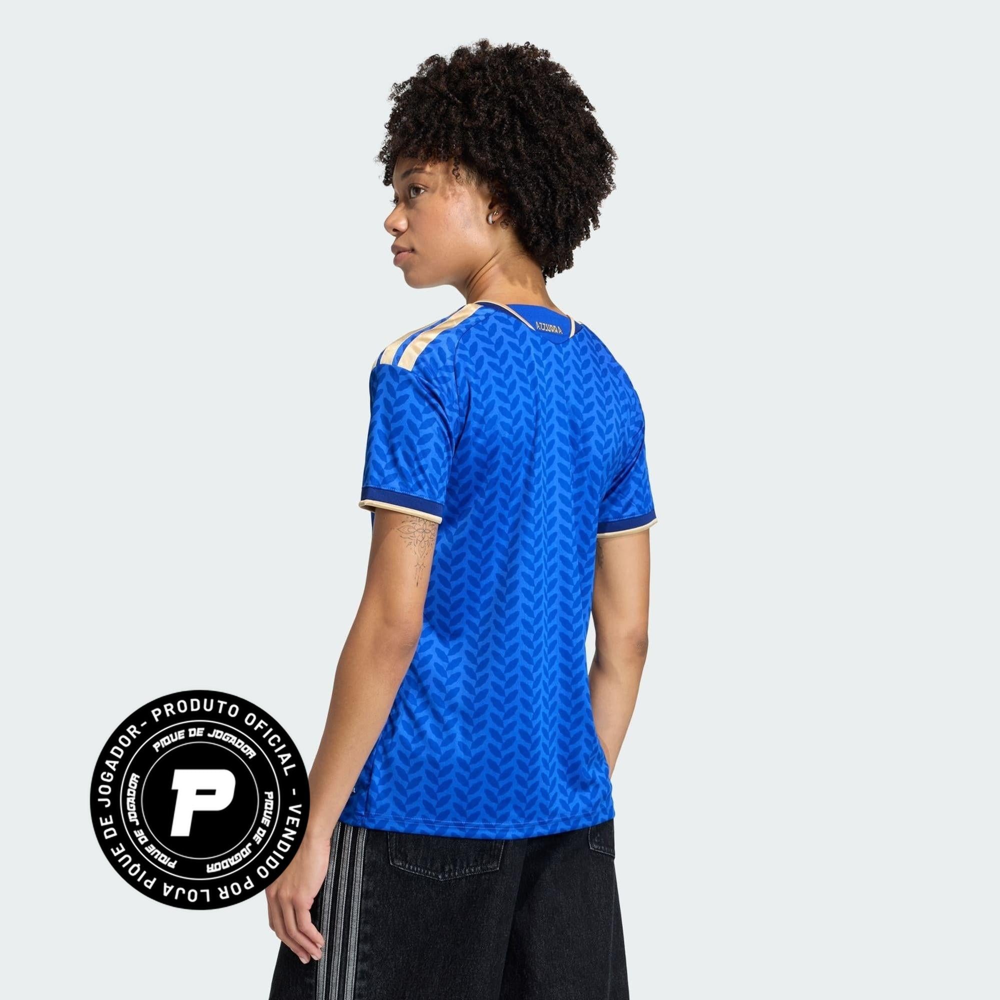 Camisa Feminina Itália 26/27 Home, Camisas de Futebol, PIQUE DE JOGADOR, A camisa do seu time favorito agora disponível em nossa loja! Confeccionadas com tecido de poliéster de alta qualidade e uma tecnologia respirável de ponta, nossas camisas são uma fusão perfeita de conforto, resistência e frescor duradouro. Sinta-se envolvido(a) em luxo enquanto apoia o seu time, seja nas vibrantes arquibancadas ou no calor da competição nas quadras. O design exclusivo e as cores vibrantes destacam-se, tornando esta ca