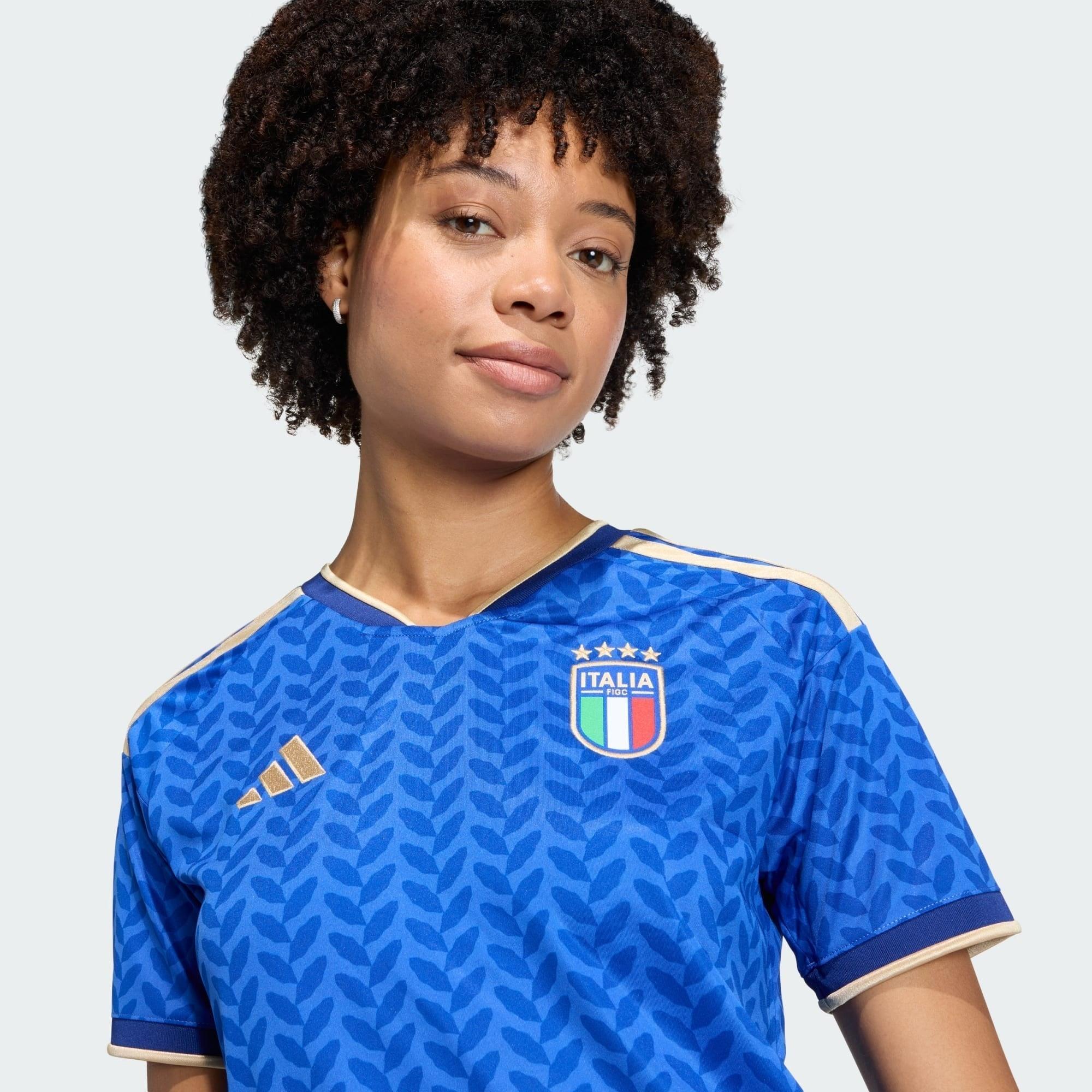 Camisa Feminina Itália 26/27 Home, Camisas de Futebol, PIQUE DE JOGADOR, A camisa do seu time favorito agora disponível em nossa loja! Confeccionadas com tecido de poliéster de alta qualidade e uma tecnologia respirável de ponta, nossas camisas são uma fusão perfeita de conforto, resistência e frescor duradouro. Sinta-se envolvido(a) em luxo enquanto apoia o seu time, seja nas vibrantes arquibancadas ou no calor da competição nas quadras. O design exclusivo e as cores vibrantes destacam-se, tornando esta ca