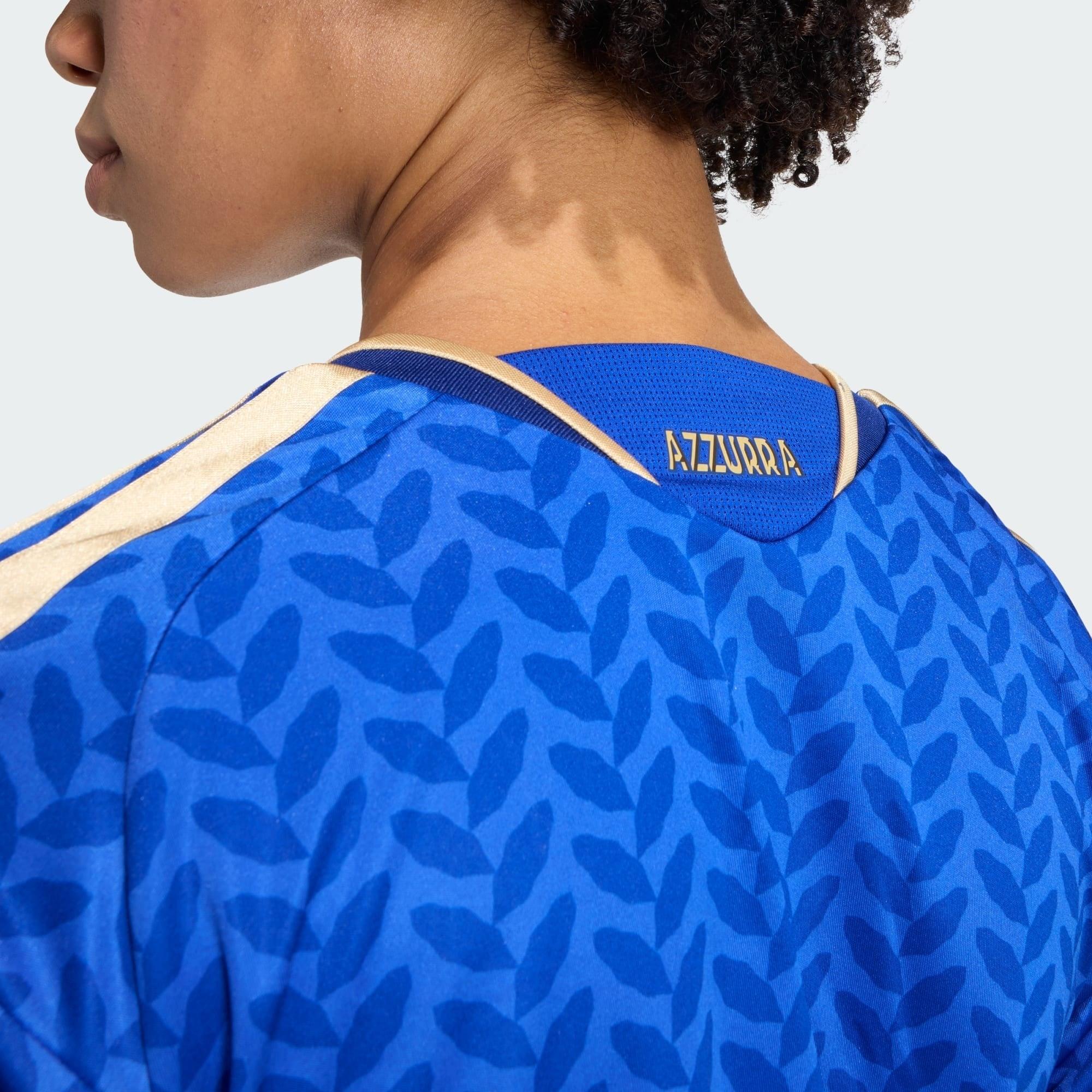 Camisa Feminina Itália 26/27 Home, Camisas de Futebol, PIQUE DE JOGADOR, A camisa do seu time favorito agora disponível em nossa loja! Confeccionadas com tecido de poliéster de alta qualidade e uma tecnologia respirável de ponta, nossas camisas são uma fusão perfeita de conforto, resistência e frescor duradouro. Sinta-se envolvido(a) em luxo enquanto apoia o seu time, seja nas vibrantes arquibancadas ou no calor da competição nas quadras. O design exclusivo e as cores vibrantes destacam-se, tornando esta ca