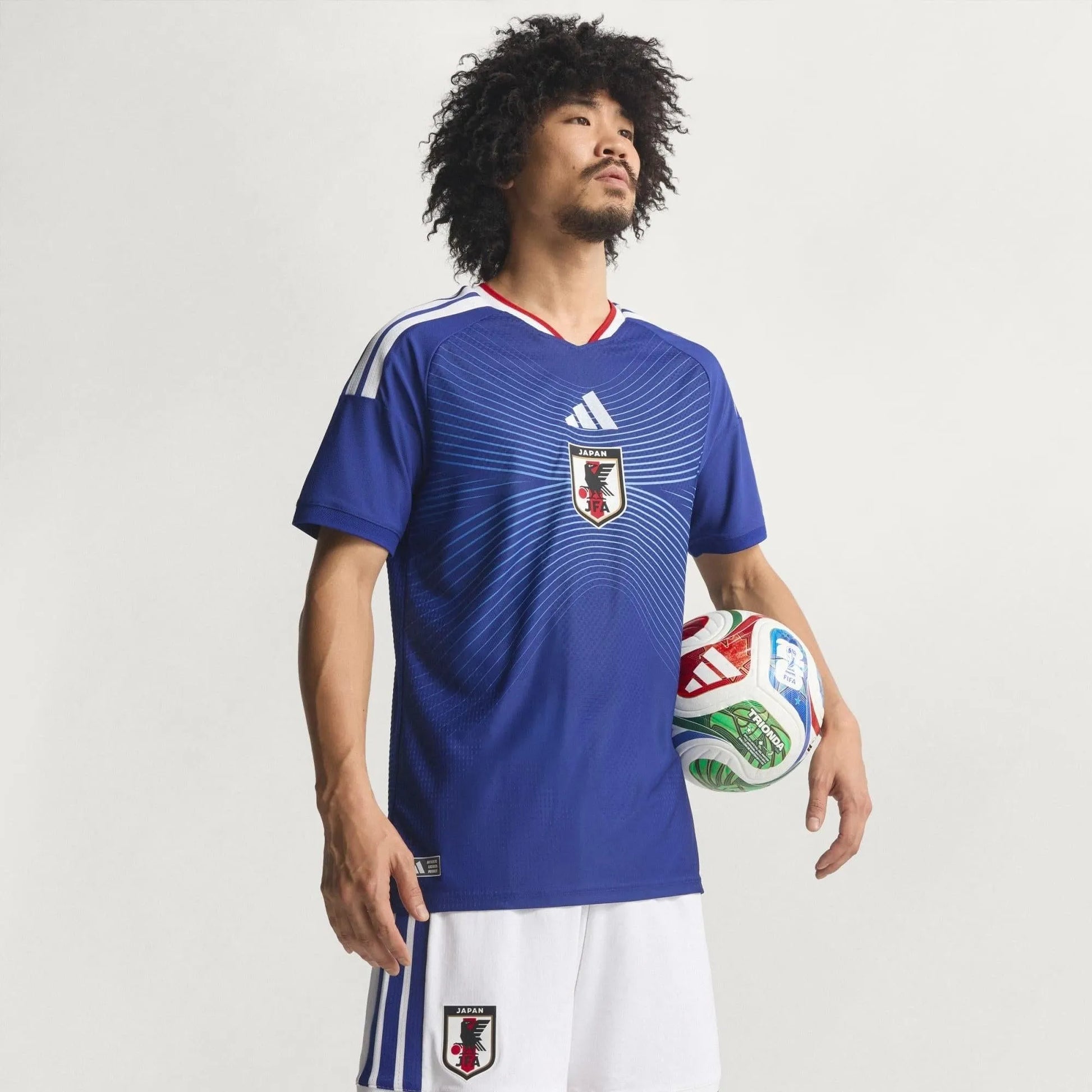 Camisa Japão 26/27 Home Jogador, Camisas de Futebol, PIQUE DE JOGADOR, A camisa do seu time favorito agora disponível em nossa loja! Confeccionadas com tecido de poliéster de alta qualidade e uma tecnologia respirável de ponta, nossas camisas são uma fusão perfeita de conforto, resistência e frescor duradouro. Sinta-se envolvido(a) em luxo enquanto apoia o seu time, seja nas vibrantes arquibancadas ou no calor da competição nas quadras. O design exclusivo e as cores vibrantes destacam-se, tornando esta cami