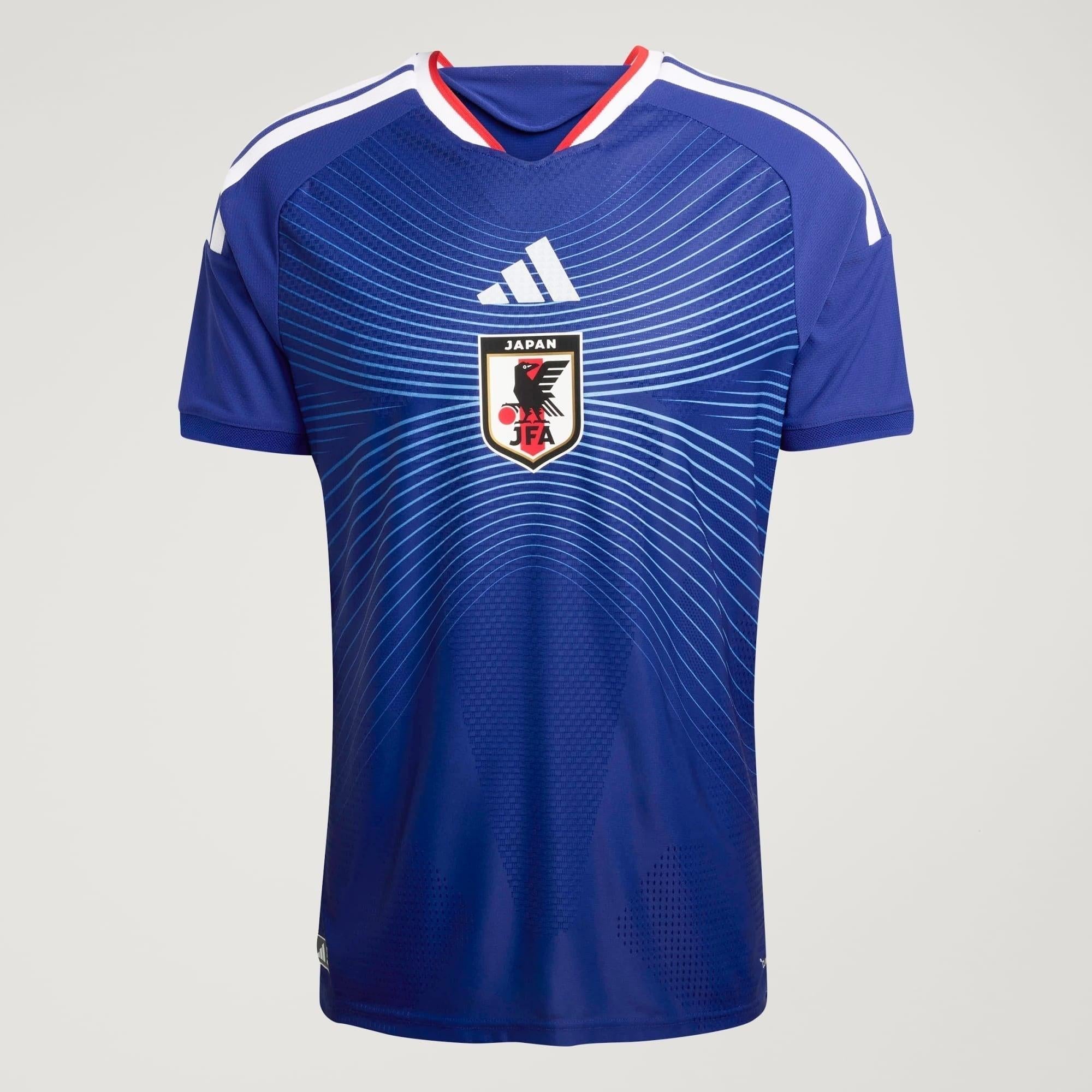Camisa Japão 26/27 Home Jogador, Camisas de Futebol, PIQUE DE JOGADOR, A camisa do seu time favorito agora disponível em nossa loja! Confeccionadas com tecido de poliéster de alta qualidade e uma tecnologia respirável de ponta, nossas camisas são uma fusão perfeita de conforto, resistência e frescor duradouro. Sinta-se envolvido(a) em luxo enquanto apoia o seu time, seja nas vibrantes arquibancadas ou no calor da competição nas quadras. O design exclusivo e as cores vibrantes destacam-se, tornando esta cami