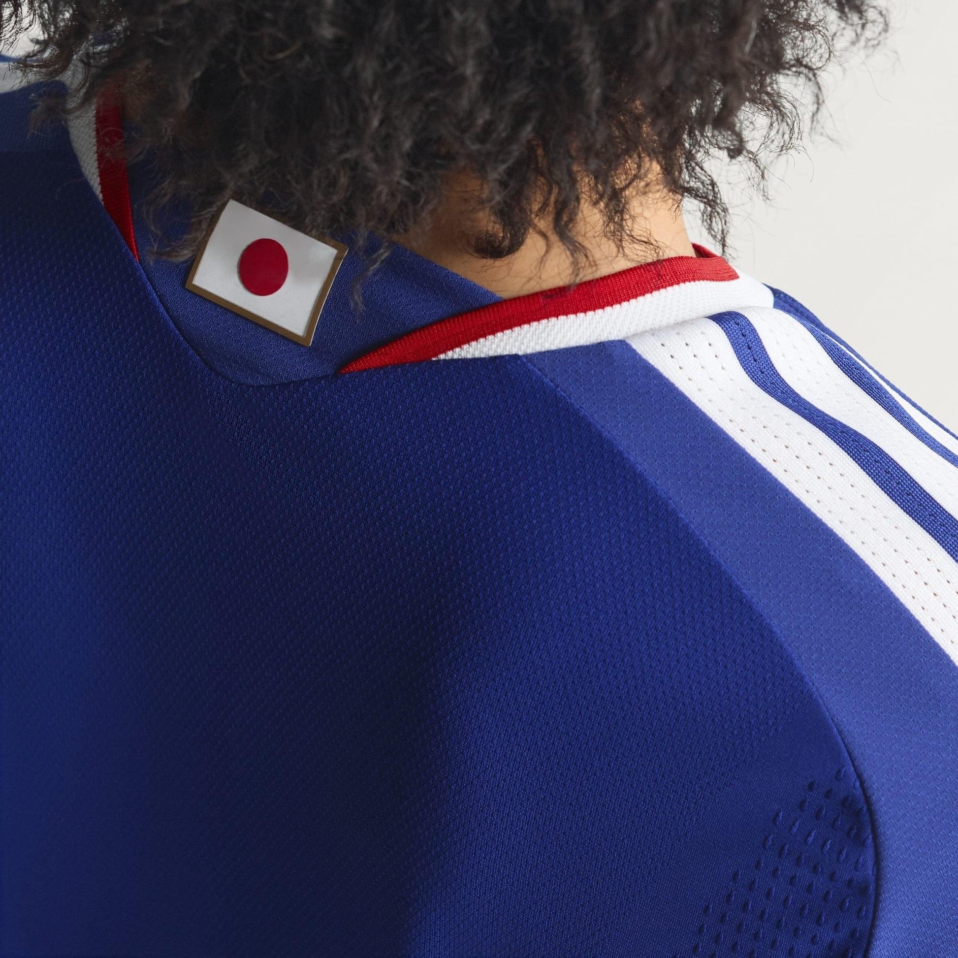 Camisa Japão 26/27 Home Jogador, Camisas de Futebol, PIQUE DE JOGADOR, A camisa do seu time favorito agora disponível em nossa loja! Confeccionadas com tecido de poliéster de alta qualidade e uma tecnologia respirável de ponta, nossas camisas são uma fusão perfeita de conforto, resistência e frescor duradouro. Sinta-se envolvido(a) em luxo enquanto apoia o seu time, seja nas vibrantes arquibancadas ou no calor da competição nas quadras. O design exclusivo e as cores vibrantes destacam-se, tornando esta cami