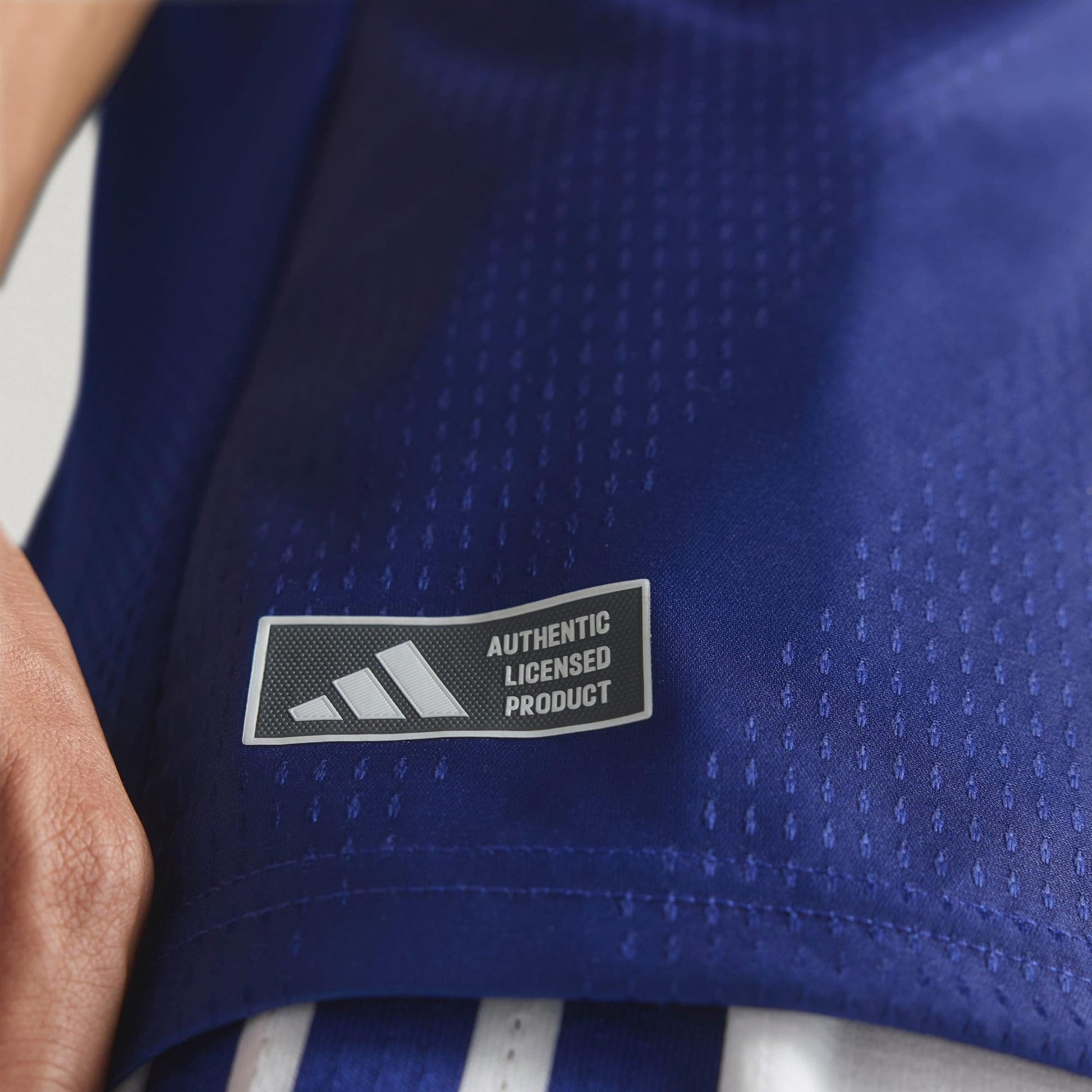 Camisa Japão 26/27 Home Jogador, Camisas de Futebol, PIQUE DE JOGADOR, A camisa do seu time favorito agora disponível em nossa loja! Confeccionadas com tecido de poliéster de alta qualidade e uma tecnologia respirável de ponta, nossas camisas são uma fusão perfeita de conforto, resistência e frescor duradouro. Sinta-se envolvido(a) em luxo enquanto apoia o seu time, seja nas vibrantes arquibancadas ou no calor da competição nas quadras. O design exclusivo e as cores vibrantes destacam-se, tornando esta cami