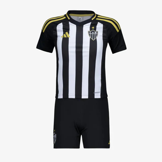 Conjunto Infantil Adidas Atlético Mineiro 25/26 I, Camisa Futebol, Adidas, Ficha do Produto TecnologiaAeroReady: Sistema que controla o excesso de umidade do corpo, garantindo a rápida secagem do suor durante os exercícios. Composição: 100% PoliésterMarca: AdidasIndicada para: TreinoGênero: MasculinoEscudo: BordadoOrigem: ImportadoManga: Longa-PIQUE DE JOGADOR
