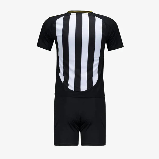Conjunto Infantil Adidas Atlético Mineiro 25/26 I, Camisa Futebol, Adidas, Ficha do Produto TecnologiaAeroReady: Sistema que controla o excesso de umidade do corpo, garantindo a rápida secagem do suor durante os exercícios. Composição: 100% PoliésterMarca: AdidasIndicada para: TreinoGênero: MasculinoEscudo: BordadoOrigem: ImportadoManga: Longa-PIQUE DE JOGADOR