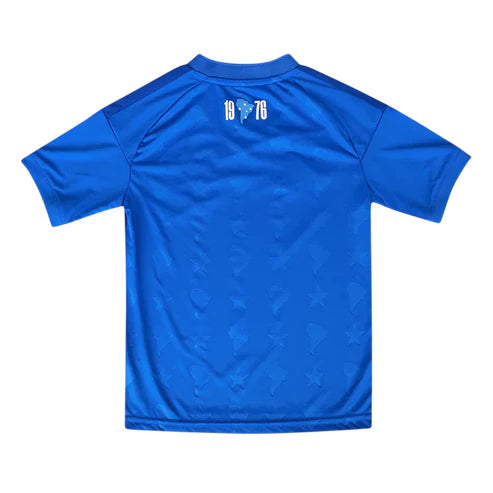 Conjunto Infantil Adidas Cruzeiro 25/26 Home, Camisa Futebol, Adidas, Ficha do Produto TecnologiaAeroReady: Sistema que controla o excesso de umidade do corpo, garantindo a rápida secagem do suor durante os exercícios. Composição: 100% PoliésterMarca: AdidasIndicada para: Jogo/CasualGênero: MasculinoEscudo: EmborrachadoOrigem: ImportadoManga: Curta-PIQUE DE JOGADOR
