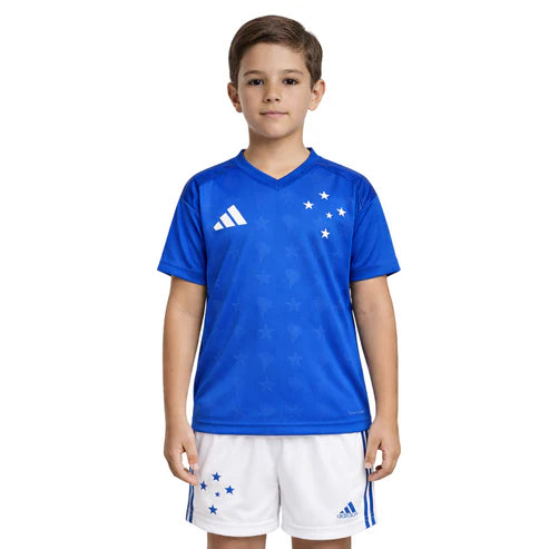 Conjunto Infantil Adidas Cruzeiro 25/26 Home, Camisa Futebol, Adidas, Ficha do Produto TecnologiaAeroReady: Sistema que controla o excesso de umidade do corpo, garantindo a rápida secagem do suor durante os exercícios. Composição: 100% PoliésterMarca: AdidasIndicada para: Jogo/CasualGênero: MasculinoEscudo: EmborrachadoOrigem: ImportadoManga: Curta-PIQUE DE JOGADOR