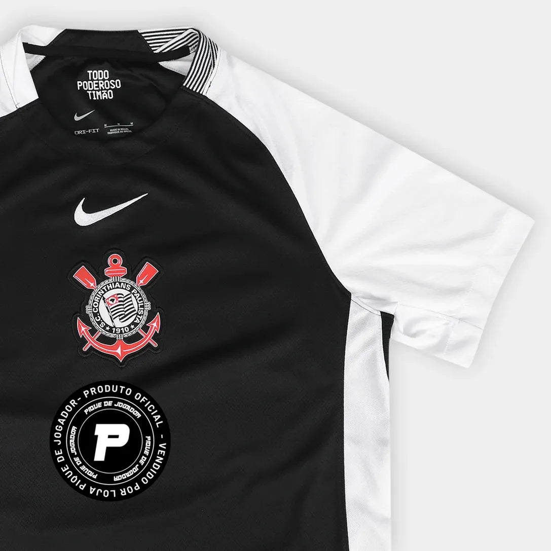 Conjunto Infantil Feminino Nike Corinthians 2025/26 II, Camisas de Futebol, PIQUE DE JOGADOR, Essa não é qualquer camisa.É a armadura dos jogadores que carregam o peso da história do Corinthians em campo.A versão jogador 2025/26 chega como uma homenagem direta ao Mundial de 2000 — o título que fez o mundo respeitar o Timão, o dia em que a Fiel calou o planeta com raça, suor e coração. Com design que resgata o branco clássico com mangas pretas, cada detalhe dessa camisa foi feito pra honrar aquele time que e