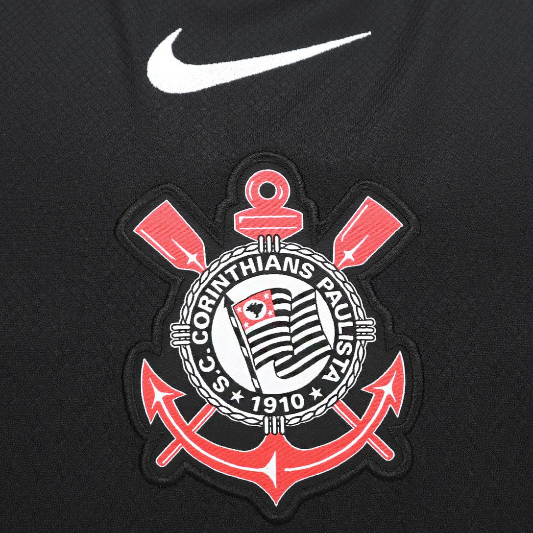 Conjunto Infantil Feminino Nike Corinthians 2025/26 II, Camisas de Futebol, PIQUE DE JOGADOR, Essa não é qualquer camisa.É a armadura dos jogadores que carregam o peso da história do Corinthians em campo.A versão jogador 2025/26 chega como uma homenagem direta ao Mundial de 2000 — o título que fez o mundo respeitar o Timão, o dia em que a Fiel calou o planeta com raça, suor e coração. Com design que resgata o branco clássico com mangas pretas, cada detalhe dessa camisa foi feito pra honrar aquele time que e