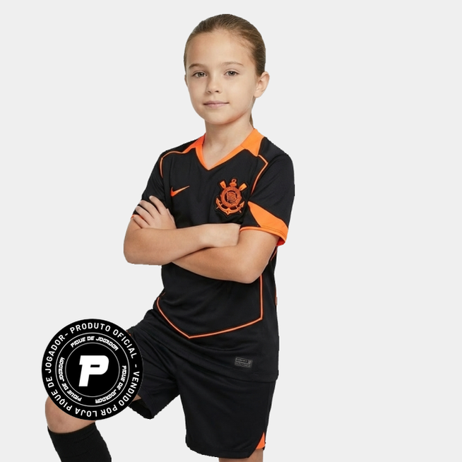 Conjunto Infantil Feminino Nike Corinthians 2025/26 III, Camisas de Futebol, PIQUE DE JOGADOR, Essa não é qualquer camisa.É a armadura dos jogadores que carregam o peso da história do Corinthians em campo.A versão jogador 2025/26 chega como uma homenagem direta ao Mundial de 2000 — o título que fez o mundo respeitar o Timão, o dia em que a Fiel calou o planeta com raça, suor e coração. Com design que resgata o branco clássico com mangas pretas, cada detalhe dessa camisa foi feito pra honrar aquele time que 