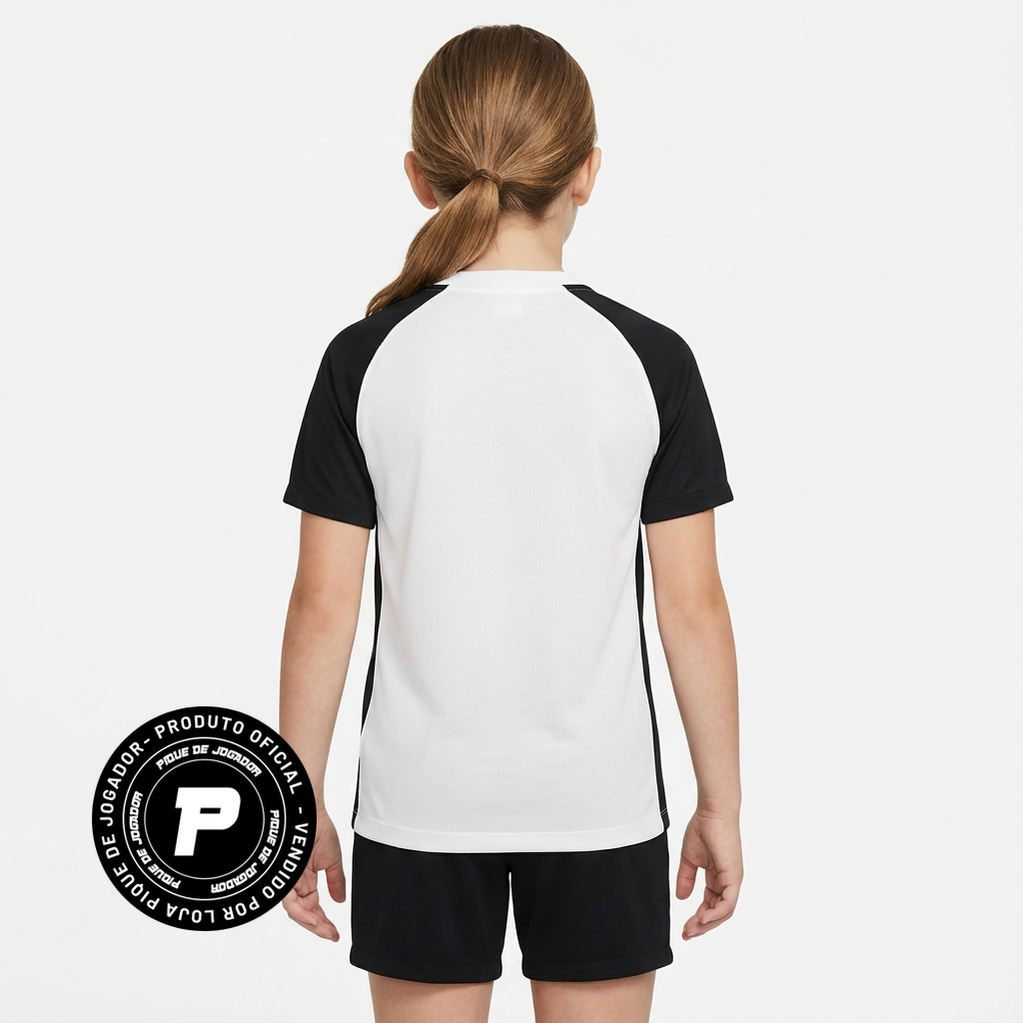 Conjunto Infantil Feminino Nike Corinthians 2025/26 III, Camisas de Futebol, PIQUE DE JOGADOR, Essa não é qualquer camisa.É a armadura dos jogadores que carregam o peso da história do Corinthians em campo.A versão jogador 2025/26 chega como uma homenagem direta ao Mundial de 2000 — o título que fez o mundo respeitar o Timão, o dia em que a Fiel calou o planeta com raça, suor e coração. Com design que resgata o branco clássico com mangas pretas, cada detalhe dessa camisa foi feito pra honrar aquele time que 