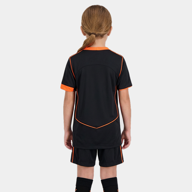Conjunto Infantil Feminino Nike Corinthians 2025/26 III, Camisas de Futebol, PIQUE DE JOGADOR, Essa não é qualquer camisa.É a armadura dos jogadores que carregam o peso da história do Corinthians em campo.A versão jogador 2025/26 chega como uma homenagem direta ao Mundial de 2000 — o título que fez o mundo respeitar o Timão, o dia em que a Fiel calou o planeta com raça, suor e coração. Com design que resgata o branco clássico com mangas pretas, cada detalhe dessa camisa foi feito pra honrar aquele time que 