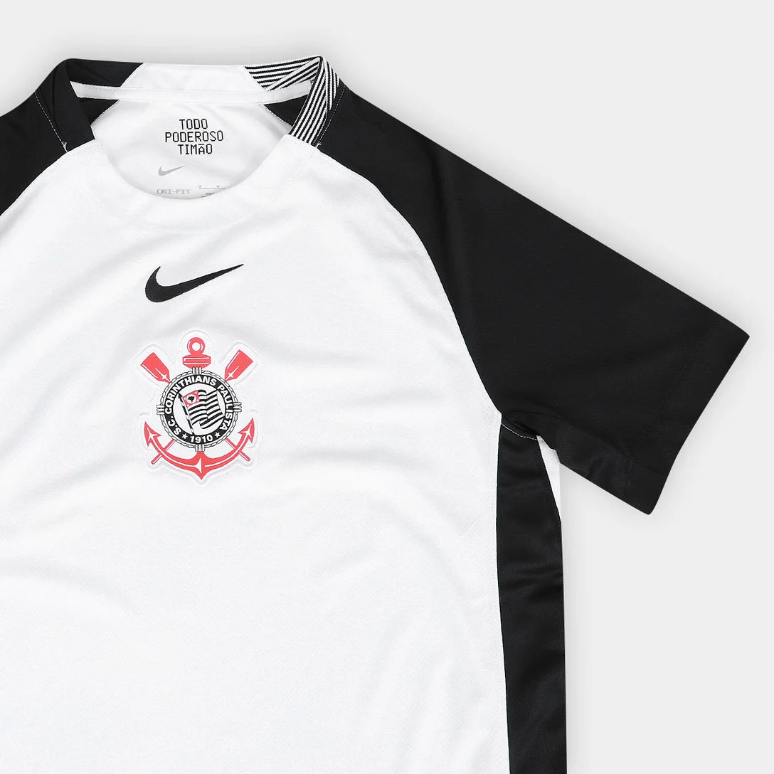 Conjunto Infantil Feminino Nike Corinthians 2025/26 III, Camisas de Futebol, PIQUE DE JOGADOR, Essa não é qualquer camisa.É a armadura dos jogadores que carregam o peso da história do Corinthians em campo.A versão jogador 2025/26 chega como uma homenagem direta ao Mundial de 2000 — o título que fez o mundo respeitar o Timão, o dia em que a Fiel calou o planeta com raça, suor e coração. Com design que resgata o branco clássico com mangas pretas, cada detalhe dessa camisa foi feito pra honrar aquele time que 