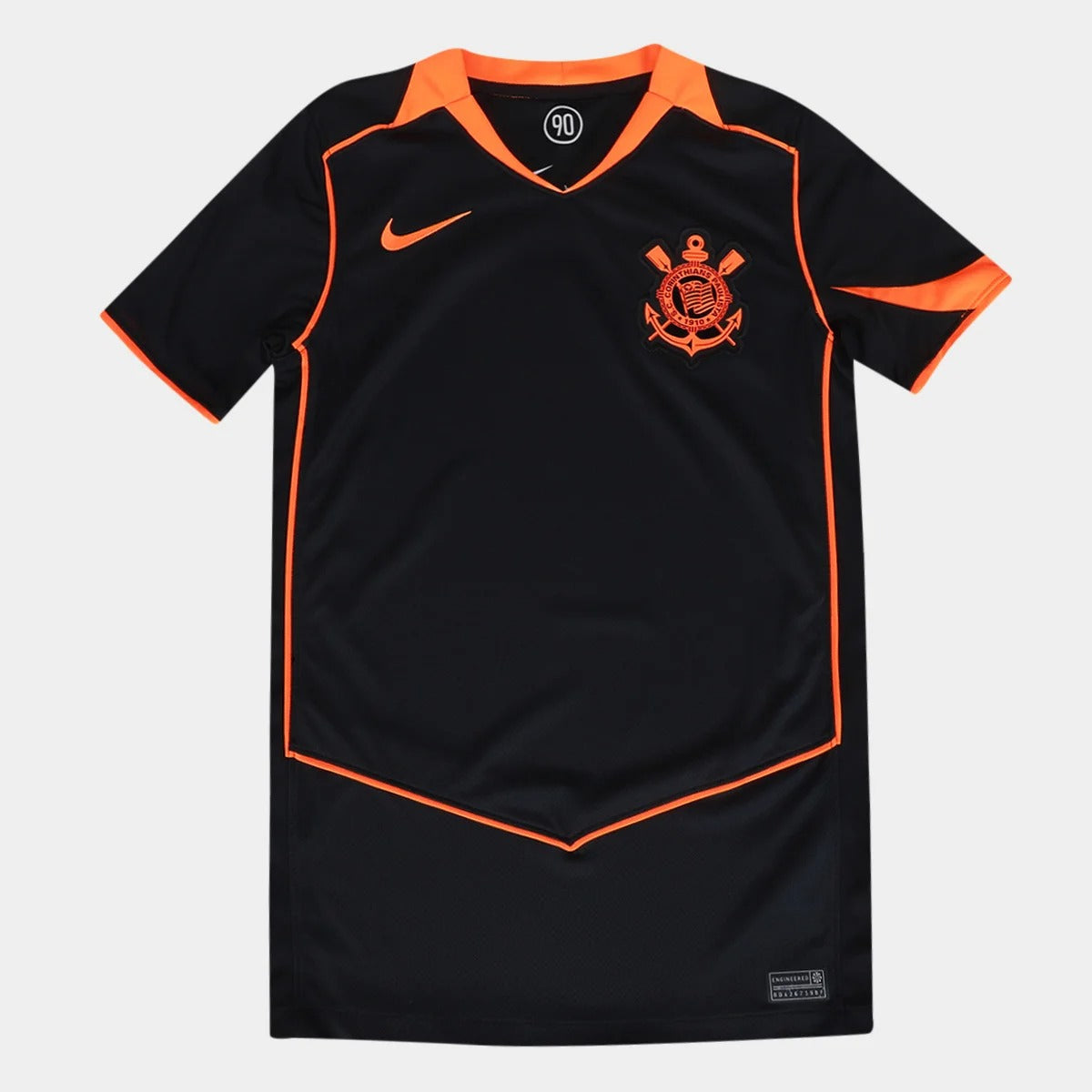 Conjunto Infantil Feminino Nike Corinthians 2025/26 III, Camisas de Futebol, PIQUE DE JOGADOR, Essa não é qualquer camisa.É a armadura dos jogadores que carregam o peso da história do Corinthians em campo.A versão jogador 2025/26 chega como uma homenagem direta ao Mundial de 2000 — o título que fez o mundo respeitar o Timão, o dia em que a Fiel calou o planeta com raça, suor e coração. Com design que resgata o branco clássico com mangas pretas, cada detalhe dessa camisa foi feito pra honrar aquele time que 