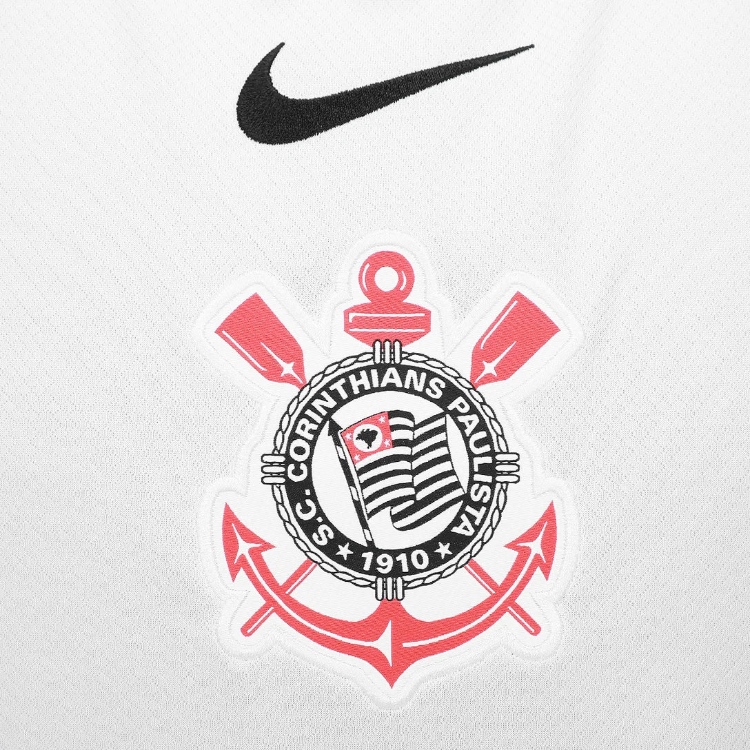 Conjunto Infantil Feminino Nike Corinthians 2025/26 III, Camisas de Futebol, PIQUE DE JOGADOR, Essa não é qualquer camisa.É a armadura dos jogadores que carregam o peso da história do Corinthians em campo.A versão jogador 2025/26 chega como uma homenagem direta ao Mundial de 2000 — o título que fez o mundo respeitar o Timão, o dia em que a Fiel calou o planeta com raça, suor e coração. Com design que resgata o branco clássico com mangas pretas, cada detalhe dessa camisa foi feito pra honrar aquele time que 