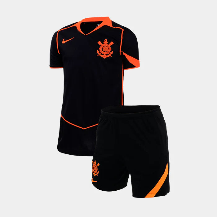 Conjunto Infantil Feminino Nike Corinthians 2025/26 III, Camisas de Futebol, PIQUE DE JOGADOR, Essa não é qualquer camisa.É a armadura dos jogadores que carregam o peso da história do Corinthians em campo.A versão jogador 2025/26 chega como uma homenagem direta ao Mundial de 2000 — o título que fez o mundo respeitar o Timão, o dia em que a Fiel calou o planeta com raça, suor e coração. Com design que resgata o branco clássico com mangas pretas, cada detalhe dessa camisa foi feito pra honrar aquele time que 