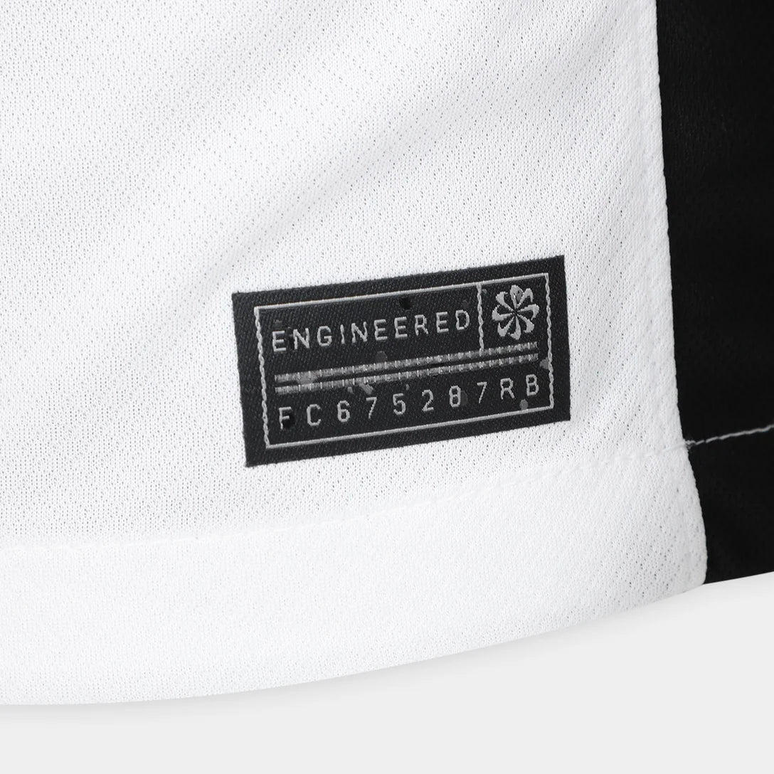 Conjunto Infantil Feminino Nike Corinthians 2025/26 III, Camisas de Futebol, PIQUE DE JOGADOR, Essa não é qualquer camisa.É a armadura dos jogadores que carregam o peso da história do Corinthians em campo.A versão jogador 2025/26 chega como uma homenagem direta ao Mundial de 2000 — o título que fez o mundo respeitar o Timão, o dia em que a Fiel calou o planeta com raça, suor e coração. Com design que resgata o branco clássico com mangas pretas, cada detalhe dessa camisa foi feito pra honrar aquele time que 