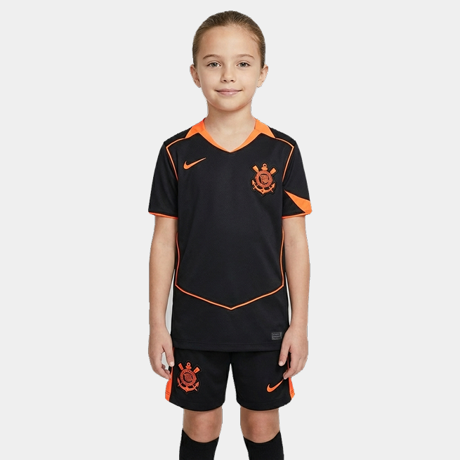 Conjunto Infantil Feminino Nike Corinthians 2025/26 III, Camisas de Futebol, PIQUE DE JOGADOR, Essa não é qualquer camisa.É a armadura dos jogadores que carregam o peso da história do Corinthians em campo.A versão jogador 2025/26 chega como uma homenagem direta ao Mundial de 2000 — o título que fez o mundo respeitar o Timão, o dia em que a Fiel calou o planeta com raça, suor e coração. Com design que resgata o branco clássico com mangas pretas, cada detalhe dessa camisa foi feito pra honrar aquele time que 