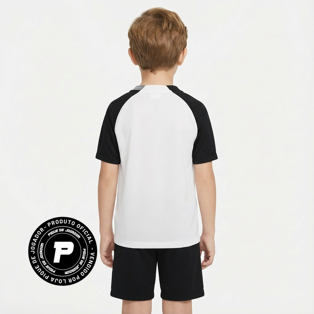 Conjunto Infantil Masculino Nike Corinthians 2025/26 I, Camisas de Futebol, PIQUE DE JOGADOR, Essa não é qualquer camisa.É a armadura dos jogadores que carregam o peso da história do Corinthians em campo.A versão jogador 2025/26 chega como uma homenagem direta ao Mundial de 2000 — o título que fez o mundo respeitar o Timão, o dia em que a Fiel calou o planeta com raça, suor e coração. Com design que resgata o branco clássico com mangas pretas, cada detalhe dessa camisa foi feito pra honrar aquele time que e