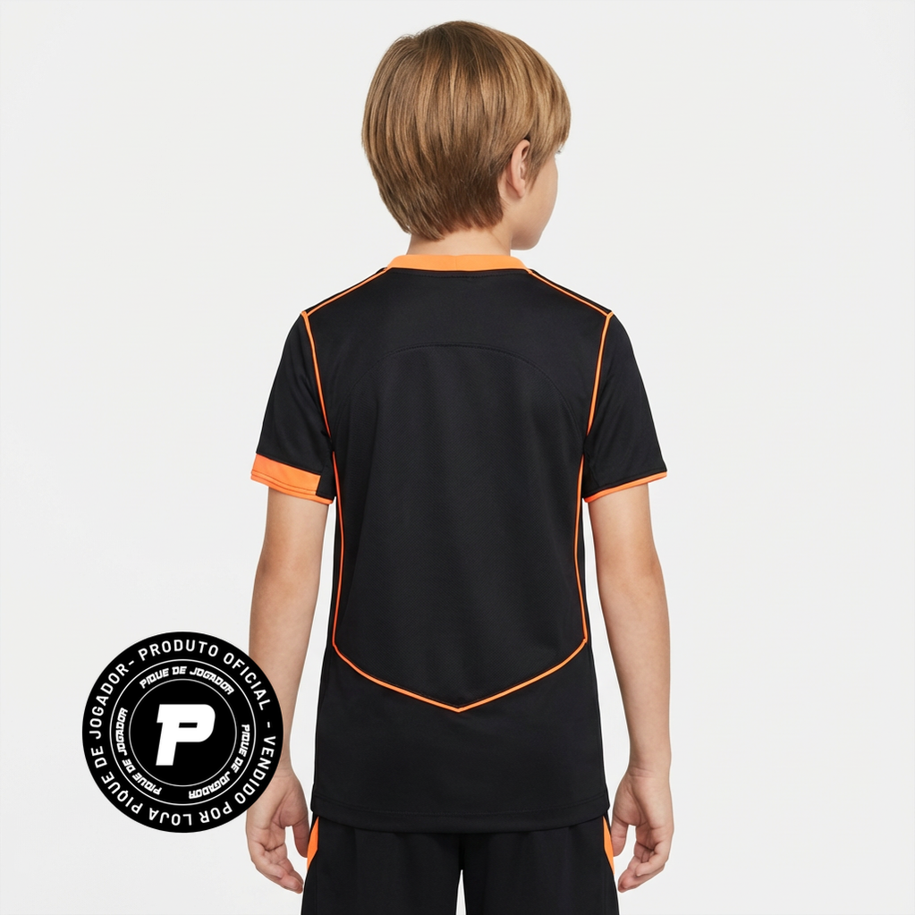 Conjunto Infantil Masculino Nike Corinthians 2025/26 III, Camisas de Futebol, PIQUE DE JOGADOR, Essa não é qualquer camisa.É a armadura dos jogadores que carregam o peso da história do Corinthians em campo.A versão jogador 2025/26 chega como uma homenagem direta ao Mundial de 2000 — o título que fez o mundo respeitar o Timão, o dia em que a Fiel calou o planeta com raça, suor e coração. Com design que resgata o branco clássico com mangas pretas, cada detalhe dessa camisa foi feito pra honrar aquele time que