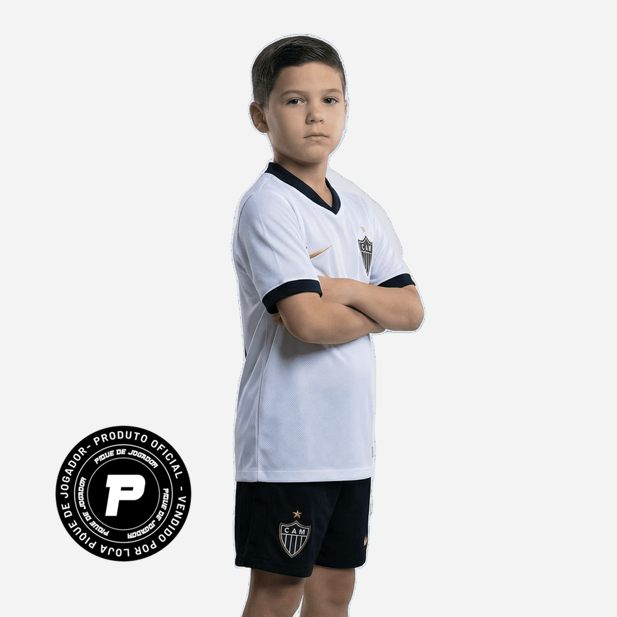 Conjunto Infantil Nike Atlético Mineiro 2026/27 II, Camisas de Futebol, PIQUE DE JOGADOR, Descrição Inspirada no título de Campeão Brasileiro de 1971, a nova camisa 2 do Galo celebra a doideira que se espalhou para milhões de cabeças de atleticanos após a cabeçada histórica de Dadá Maravilha. O manto alvinegro pra quem vive o Galo dentro e fora das arquibancadas. A versão torcedor oferece o caimento perfeito para representar o Atlético com conforto todos os dias. Detalhes do Produto Tecnologia Nike Dri-FIT 