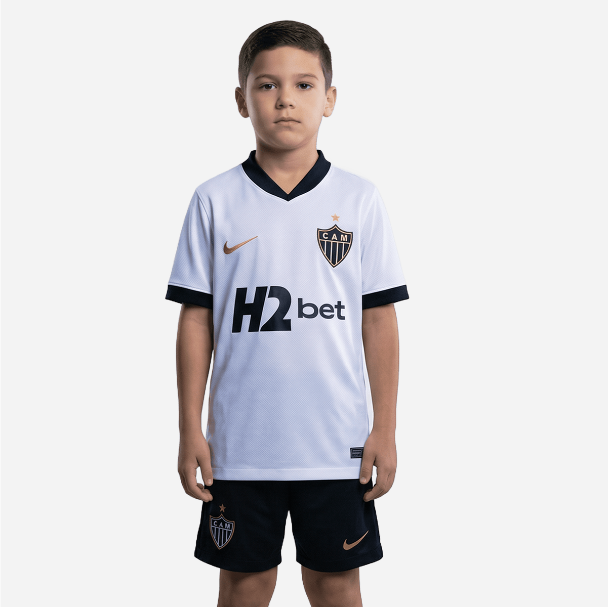 Conjunto Infantil Nike Atlético Mineiro 2026/27 II, Camisas de Futebol, PIQUE DE JOGADOR, Descrição Inspirada no título de Campeão Brasileiro de 1971, a nova camisa 2 do Galo celebra a doideira que se espalhou para milhões de cabeças de atleticanos após a cabeçada histórica de Dadá Maravilha. O manto alvinegro pra quem vive o Galo dentro e fora das arquibancadas. A versão torcedor oferece o caimento perfeito para representar o Atlético com conforto todos os dias. Detalhes do Produto Tecnologia Nike Dri-FIT 