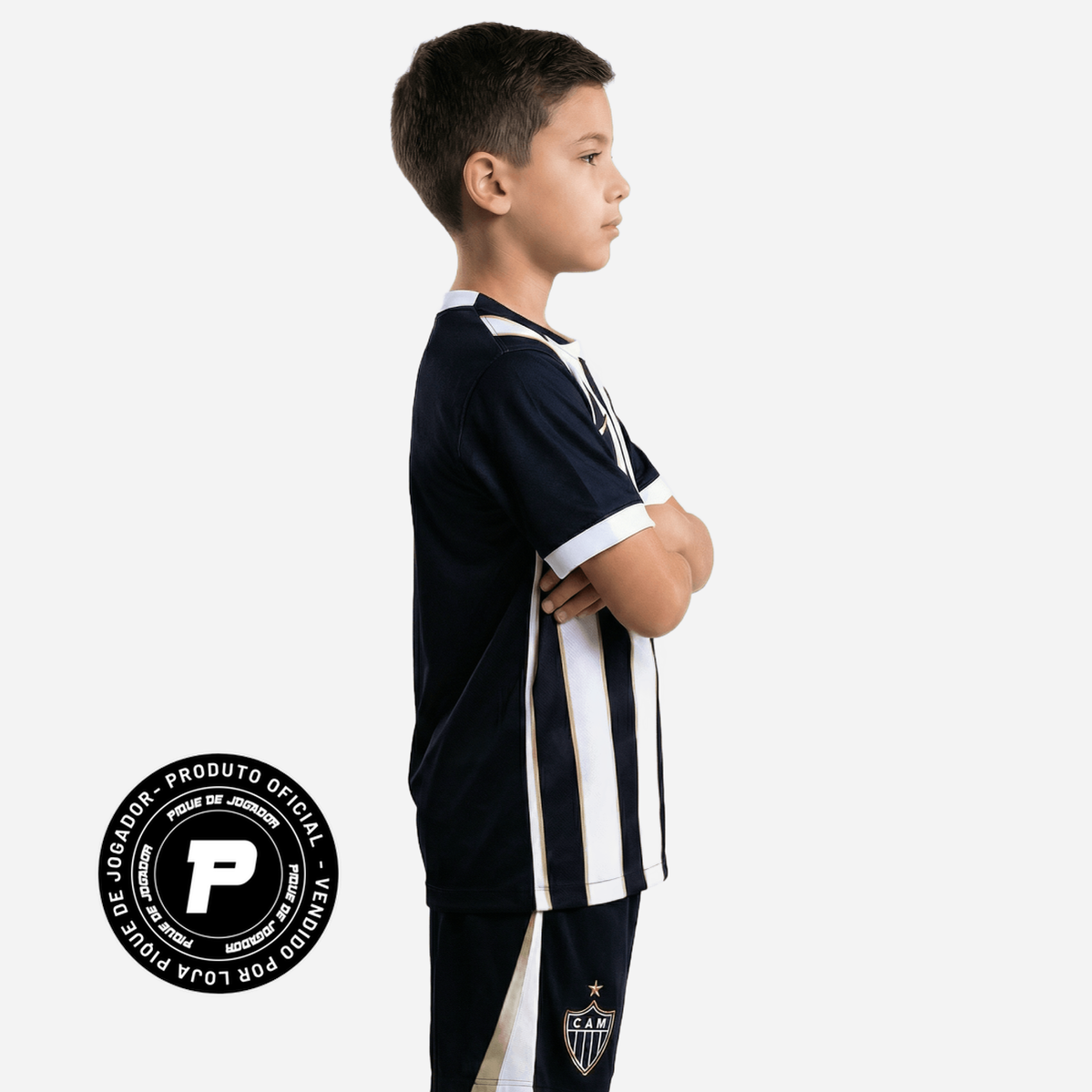 Conjunto Infantil Nike Atlético Mineiro 26/27 I, Camisa Futebol, Adidas, Descrição Inspirada no título de Campeão Brasileiro de 1971, a nova camisa 1 do Galo celebra a doideira que se espalhou para milhões de cabeças de atleticanos após a cabeçada histórica de Dadá Maravilha. O manto alvinegro pra quem vive o Galo dentro e fora das arquibancadas. A versão torcedor oferece o caimento perfeito para representar o Atlético com conforto todos os dias. Detalhes do Produto Tecnologia Nike Dri-FIT absorve o suor da