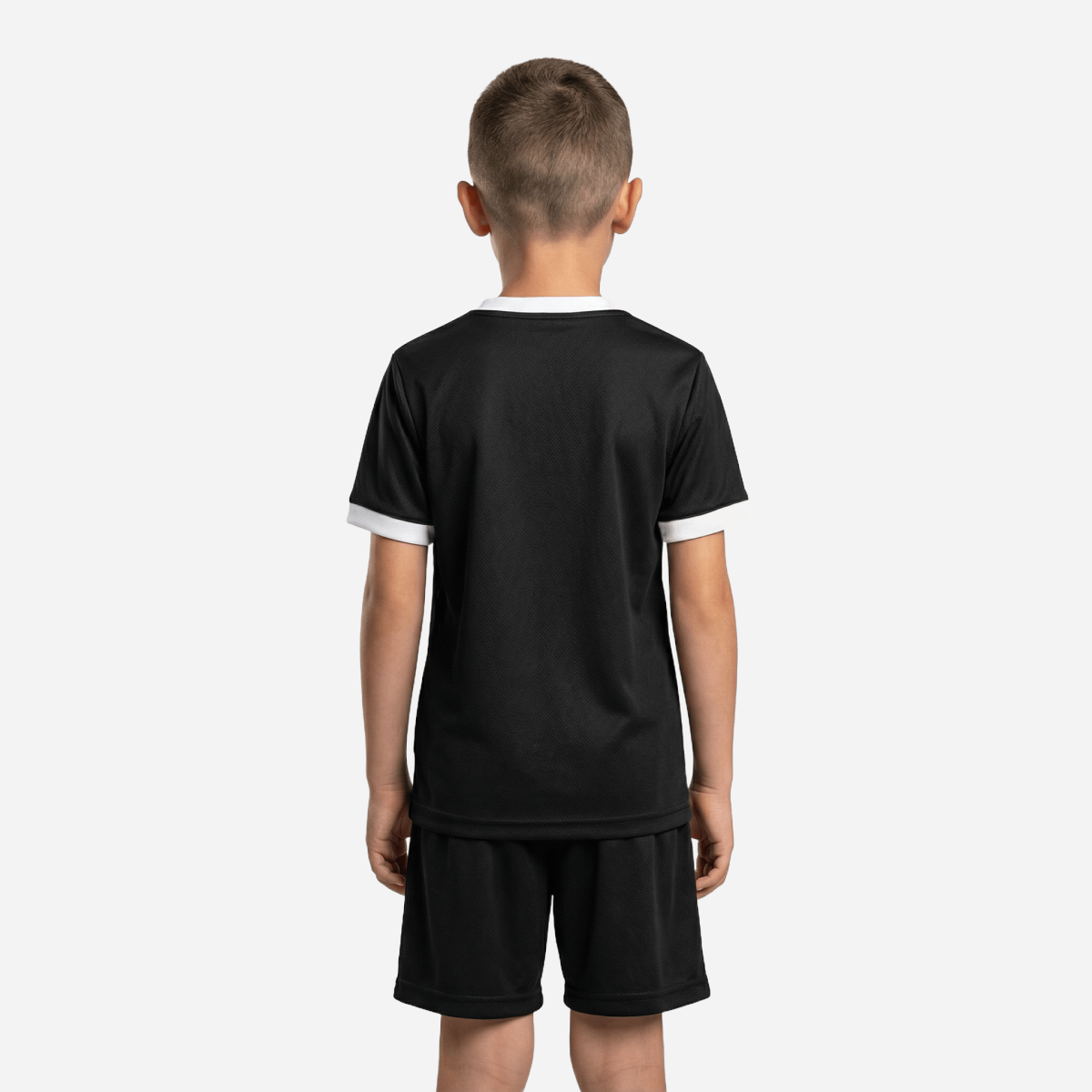 Conjunto Infantil Nike Atlético Mineiro 26/27 I, Camisa Futebol, Adidas, Descrição Inspirada no título de Campeão Brasileiro de 1971, a nova camisa 1 do Galo celebra a doideira que se espalhou para milhões de cabeças de atleticanos após a cabeçada histórica de Dadá Maravilha. O manto alvinegro pra quem vive o Galo dentro e fora das arquibancadas. A versão torcedor oferece o caimento perfeito para representar o Atlético com conforto todos os dias. Detalhes do Produto Tecnologia Nike Dri-FIT absorve o suor da