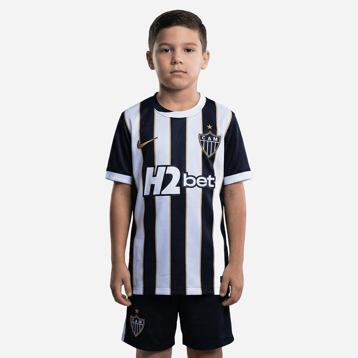 Conjunto Infantil Nike Atlético Mineiro 26/27 I, Camisa Futebol, Adidas, Descrição Inspirada no título de Campeão Brasileiro de 1971, a nova camisa 1 do Galo celebra a doideira que se espalhou para milhões de cabeças de atleticanos após a cabeçada histórica de Dadá Maravilha. O manto alvinegro pra quem vive o Galo dentro e fora das arquibancadas. A versão torcedor oferece o caimento perfeito para representar o Atlético com conforto todos os dias. Detalhes do Produto Tecnologia Nike Dri-FIT absorve o suor da