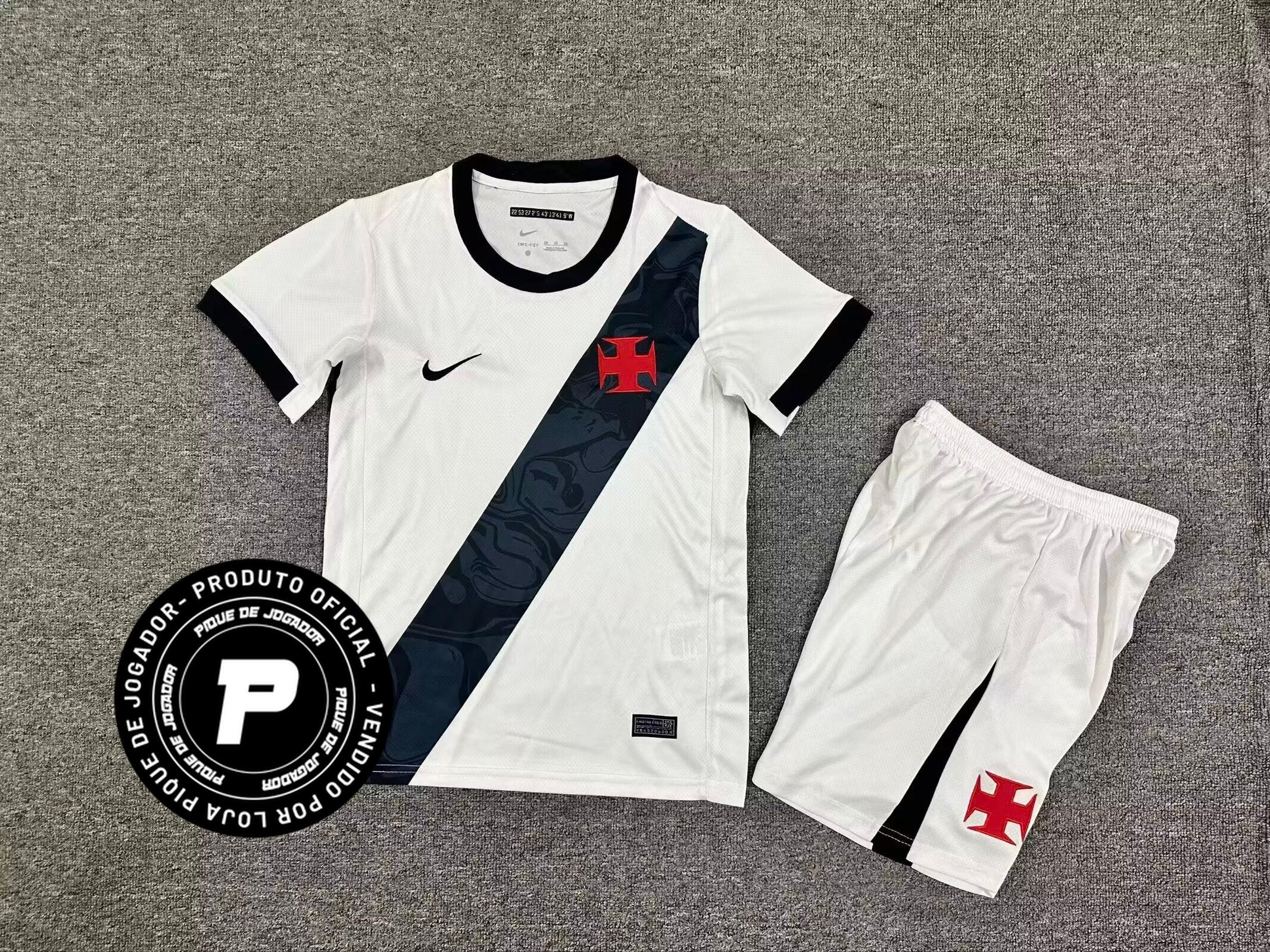 Conjunto Infantil Nike Vasco da Gama 2026/27 Away, Camisa Futebol, Adidas, Inspirada na história de um clube que nunca se curvou ao medo. A Camisa Home do Vasco da Gama 26/27 celebra a coragem de quem sempre enfrentou desafios dentro e fora de campo, mantendo viva a essência cruzmaltina. Desenvolvida com o mesmo visual da camisa usada pelos jogadores, essa versão foi pensada para o dia a dia do torcedor. Une autenticidade, conforto e identidade, perfeita tanto para as arquibancadas quanto para as ruas. Uma 