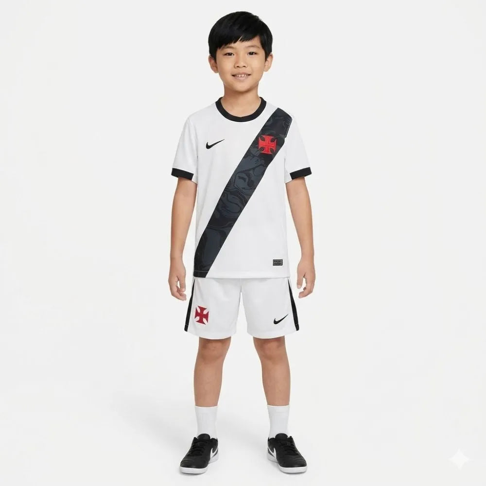 Conjunto Infantil Nike Vasco da Gama 2026/27 Away, Camisa Futebol, Adidas, Inspirada na história de um clube que nunca se curvou ao medo. A Camisa Home do Vasco da Gama 26/27 celebra a coragem de quem sempre enfrentou desafios dentro e fora de campo, mantendo viva a essência cruzmaltina. Desenvolvida com o mesmo visual da camisa usada pelos jogadores, essa versão foi pensada para o dia a dia do torcedor. Une autenticidade, conforto e identidade, perfeita tanto para as arquibancadas quanto para as ruas. Uma 