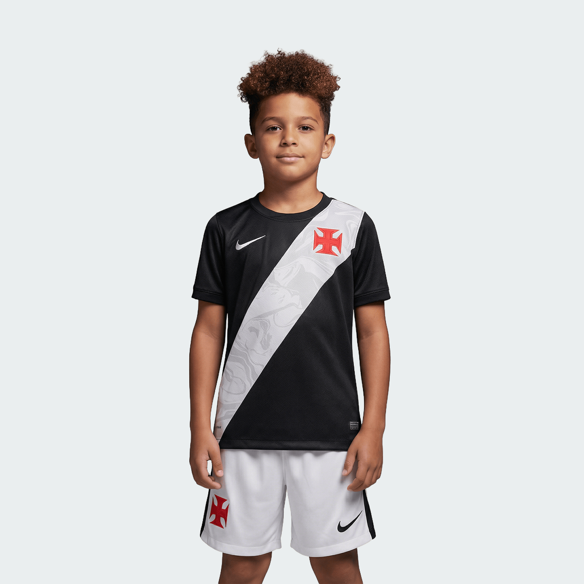 Conjunto Infantil Nike Vasco da Gama 2026/27 I, Camisa Futebol, Adidas, Inspirada na história de um clube que nunca se curvou ao medo. A Camisa Home do Vasco da Gama 26/27 celebra a coragem de quem sempre enfrentou desafios dentro e fora de campo, mantendo viva a essência cruzmaltina. Desenvolvida com o mesmo visual da camisa usada pelos jogadores, essa versão foi pensada para o dia a dia do torcedor. Une autenticidade, conforto e identidade, perfeita tanto para as arquibancadas quanto para as ruas. Uma cam