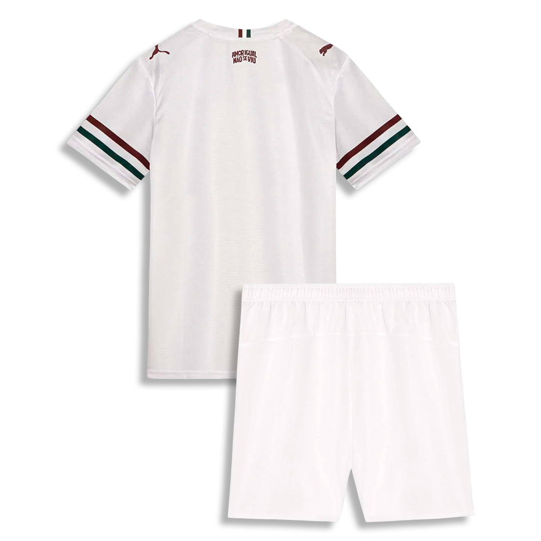 Conjunto Infantil Puma Fluminense 2026/27 Away, Camisas de Futebol, PIQUE DE JOGADOR, SOBRE O PRODUTO Mais do que um uniforme, é uma camisa sagrada que protege e impulsiona jogadores e torcida, exaltando a fé inabalável da torcida. Cada detalhe carrega o sentimento tricolor, mostrando que vai além da paixão: é devoção. CARACTERÍSTICAS E BENEFÍCIOS dryCELL: Tecnologia de desempenho projetada para absorver a umidade do corpo, mantendo-o confortável e seco DETALHES Regular fit Gola careca recortada Detalhe tri