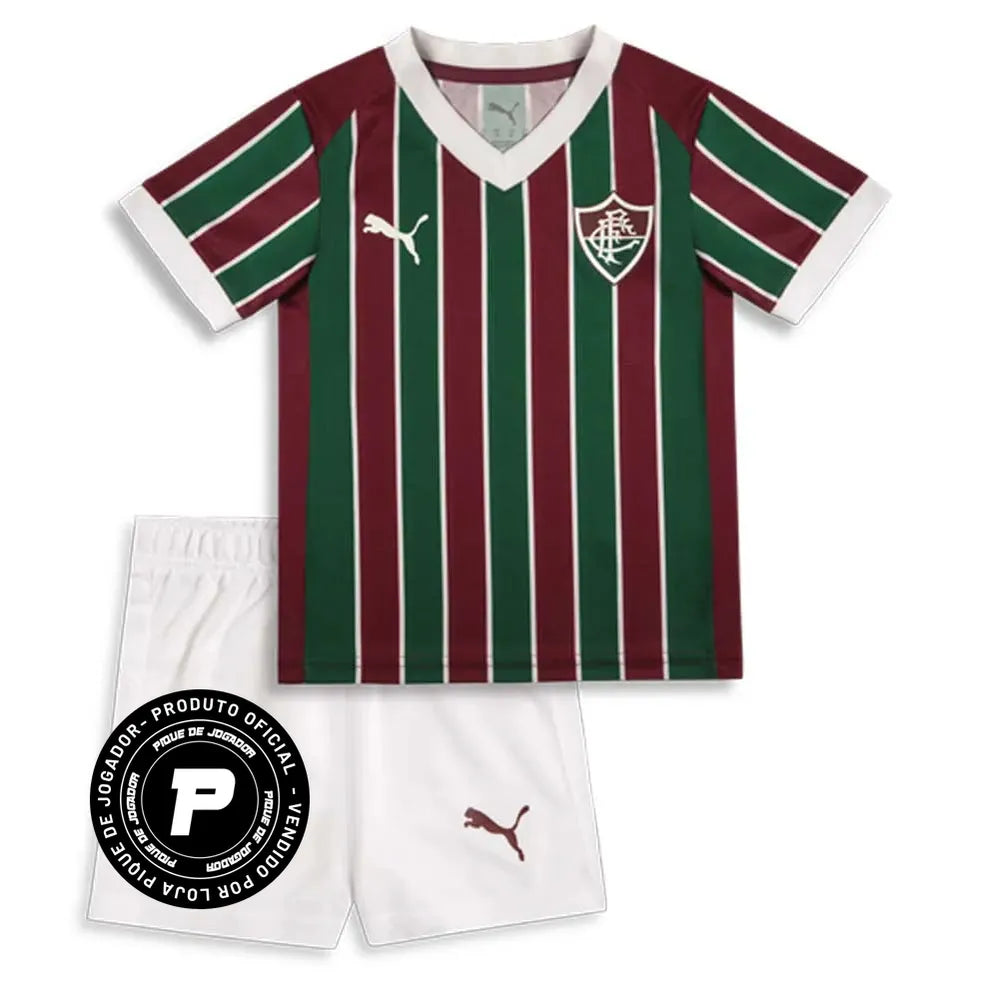 Conjunto Infantil Puma Fluminense 2026/27 Home, Camisas de Futebol, PIQUE DE JOGADOR, SOBRE O PRODUTO Mais do que um uniforme, é uma camisa sagrada que protege e impulsiona jogadores e torcida, exaltando a fé inabalável da torcida. Cada detalhe carrega o sentimento tricolor, mostrando que vai além da paixão: é devoção. CARACTERÍSTICAS E BENEFÍCIOS dryCELL: Tecnologia de desempenho projetada para absorver a umidade do corpo, mantendo-o confortável e seco DETALHES Regular fit Estampa tricolor sublimada na fre