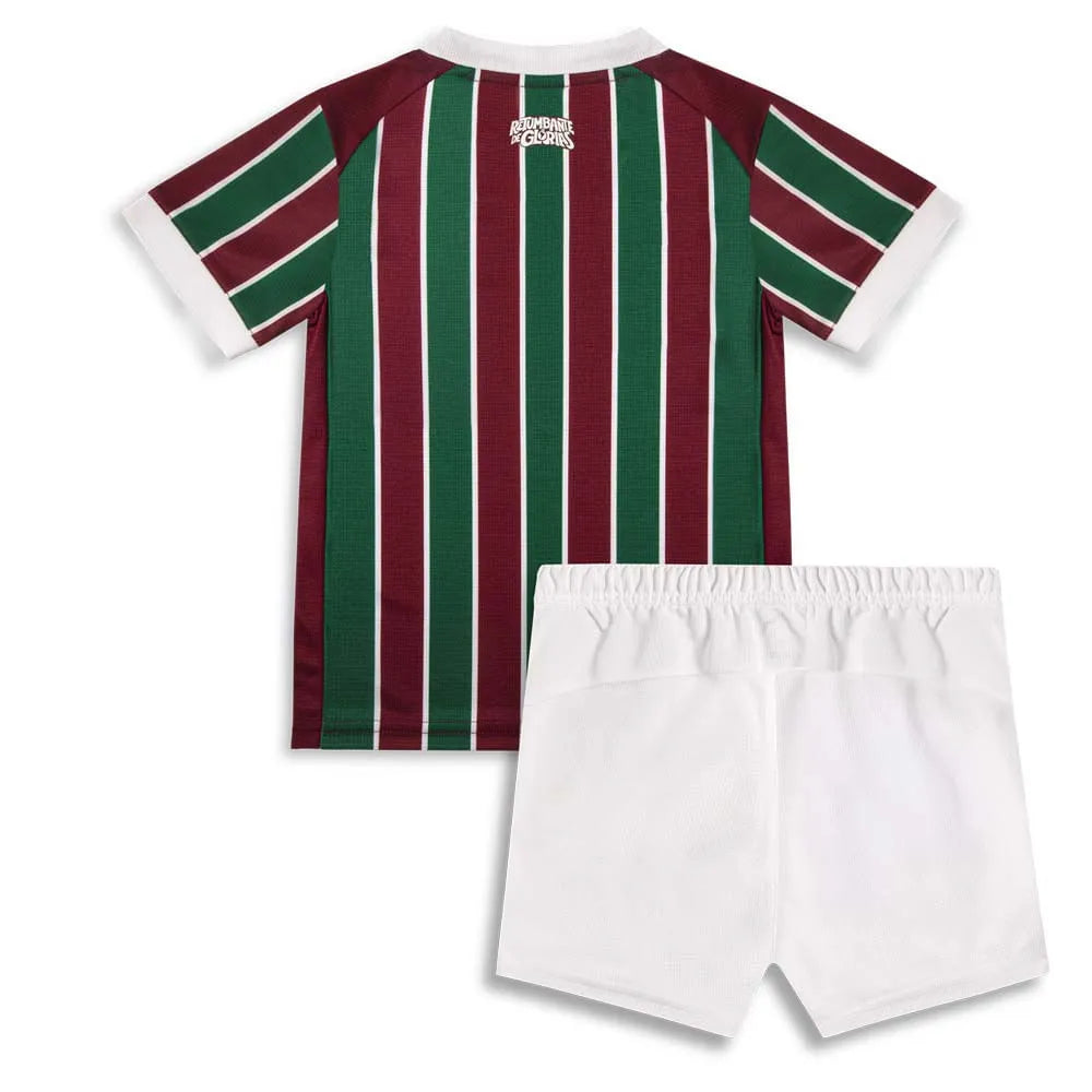 Conjunto Infantil Puma Fluminense 2026/27 Home, Camisas de Futebol, PIQUE DE JOGADOR, SOBRE O PRODUTO Mais do que um uniforme, é uma camisa sagrada que protege e impulsiona jogadores e torcida, exaltando a fé inabalável da torcida. Cada detalhe carrega o sentimento tricolor, mostrando que vai além da paixão: é devoção. CARACTERÍSTICAS E BENEFÍCIOS dryCELL: Tecnologia de desempenho projetada para absorver a umidade do corpo, mantendo-o confortável e seco DETALHES Regular fit Estampa tricolor sublimada na fre
