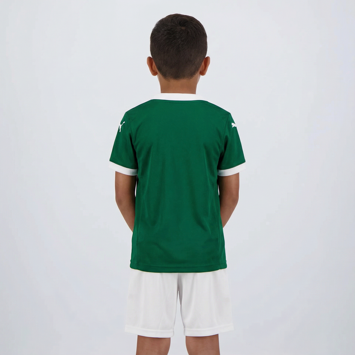 Conjunto Infantil Puma Palmeiras 2025/26 I, Camisas de Futebol, PIQUE DE JOGADOR, O Conjunto Infantil Palmeiras I 2025 da Puma é a escolha perfeita para os pequenos torcedores demonstrarem sua paixão pelo Verdão. Com o tradicional verde renovado por grafismos modernos, o uniforme oficial traz camisa, calção e conforto para todas as ocasiões, seja na arquibancada ou no dia a dia. Características e Benefícios Tecnologia dryCELL, que afasta o suor da pele e mantém a criança seca e confortável Conjunto leve e r