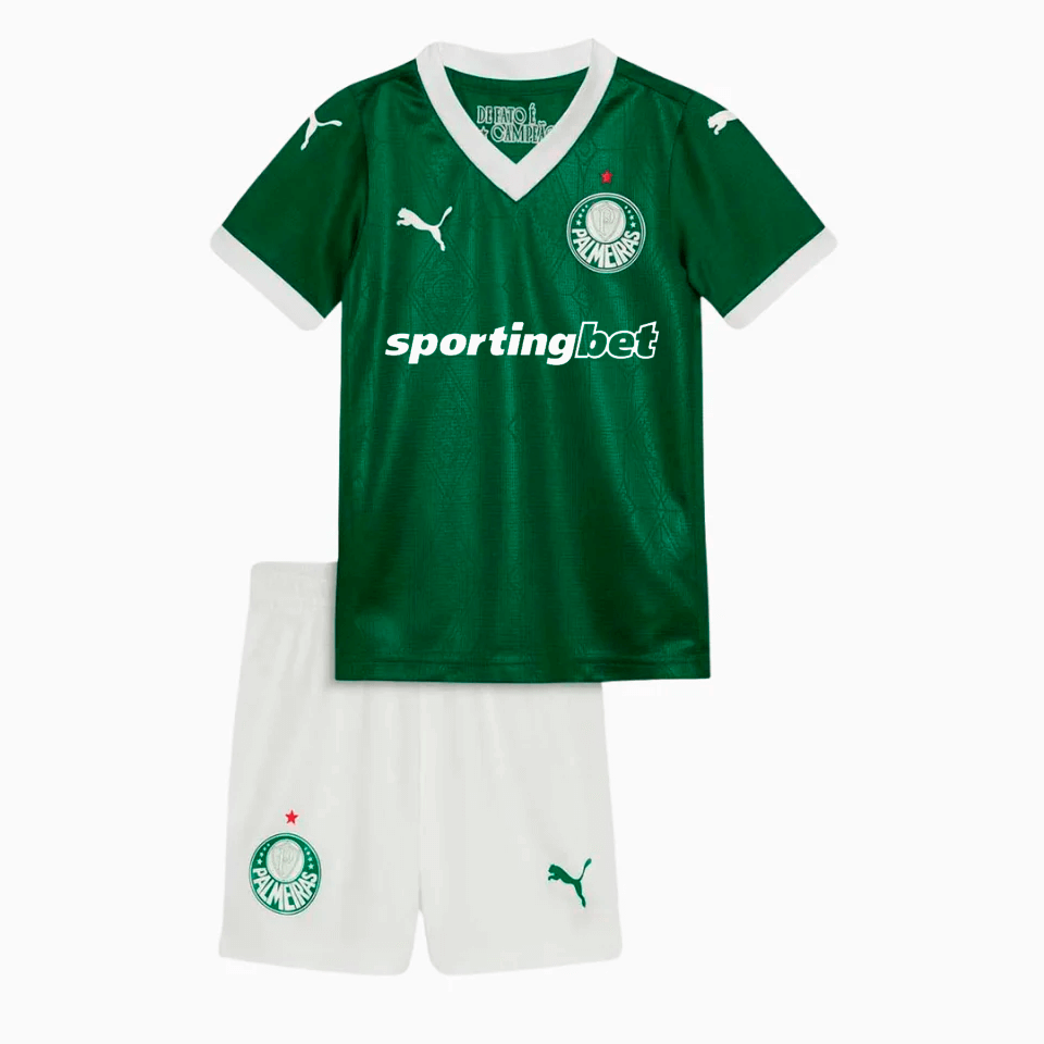 Conjunto Infantil Puma Palmeiras 2025/26 I, Camisas de Futebol, PIQUE DE JOGADOR, O Conjunto Infantil Palmeiras I 2025 da Puma é a escolha perfeita para os pequenos torcedores demonstrarem sua paixão pelo Verdão. Com o tradicional verde renovado por grafismos modernos, o uniforme oficial traz camisa, calção e conforto para todas as ocasiões, seja na arquibancada ou no dia a dia. Características e Benefícios Tecnologia dryCELL, que afasta o suor da pele e mantém a criança seca e confortável Conjunto leve e r