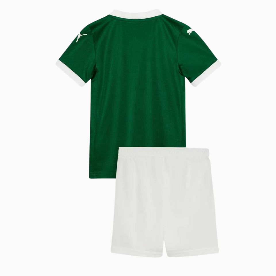 Conjunto Infantil Puma Palmeiras 2025/26 I, Camisas de Futebol, PIQUE DE JOGADOR, O Conjunto Infantil Palmeiras I 2025 da Puma é a escolha perfeita para os pequenos torcedores demonstrarem sua paixão pelo Verdão. Com o tradicional verde renovado por grafismos modernos, o uniforme oficial traz camisa, calção e conforto para todas as ocasiões, seja na arquibancada ou no dia a dia. Características e Benefícios Tecnologia dryCELL, que afasta o suor da pele e mantém a criança seca e confortável Conjunto leve e r